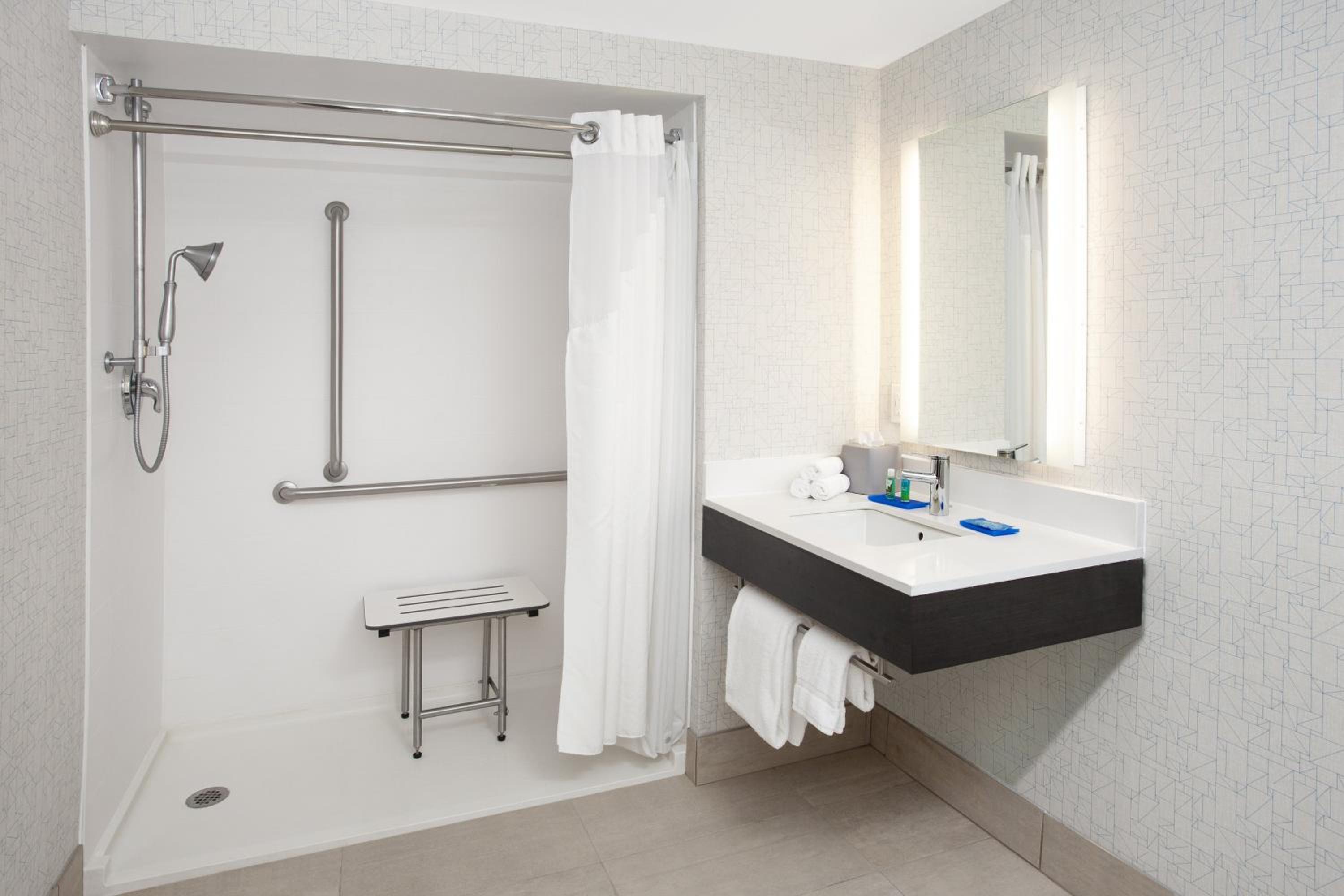 Suite - Mobility Access Roll in Shower/Non-Smoking - Photo 2