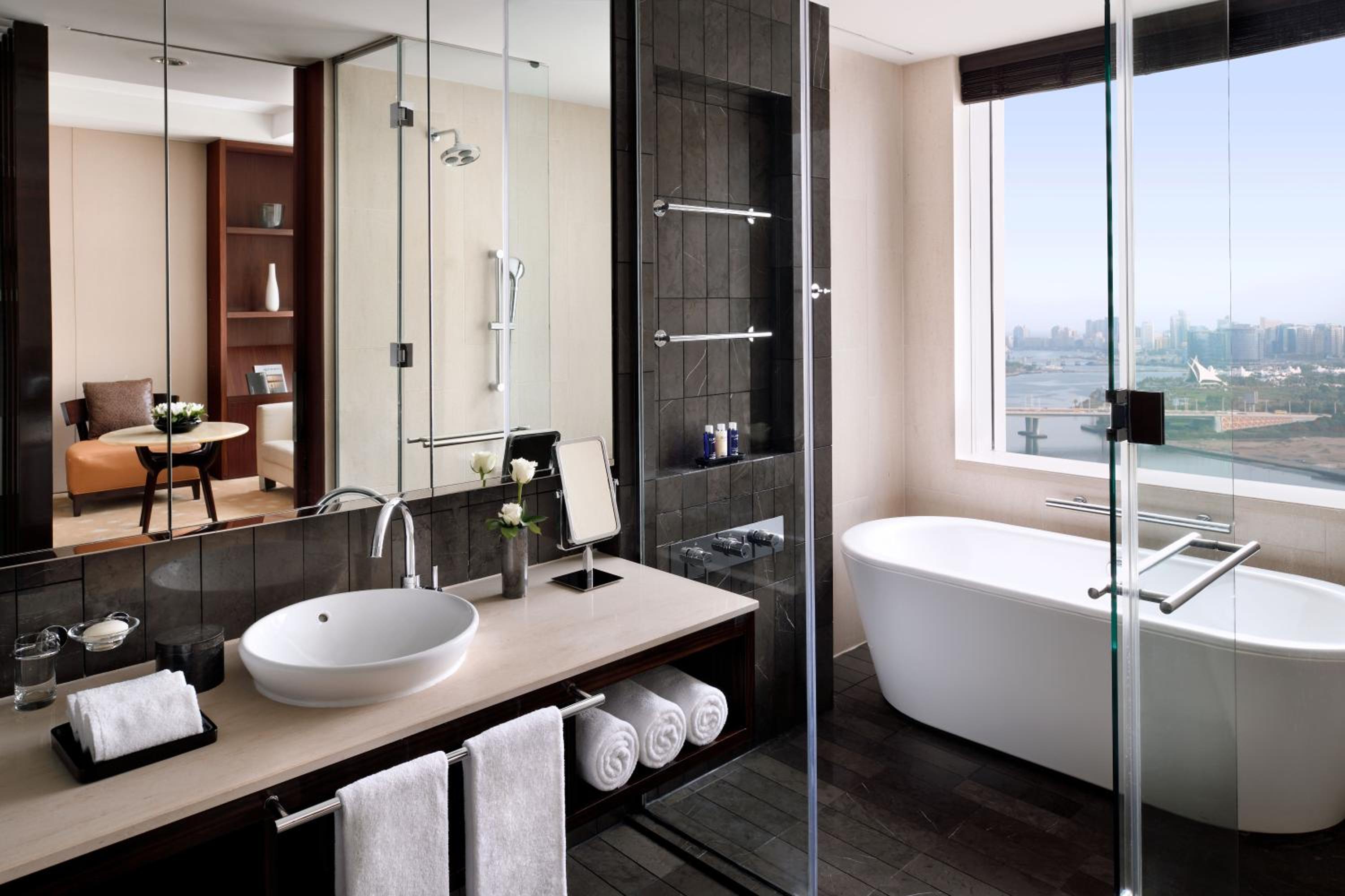 Premium King Room - Club Lounge Access thumbnail 5