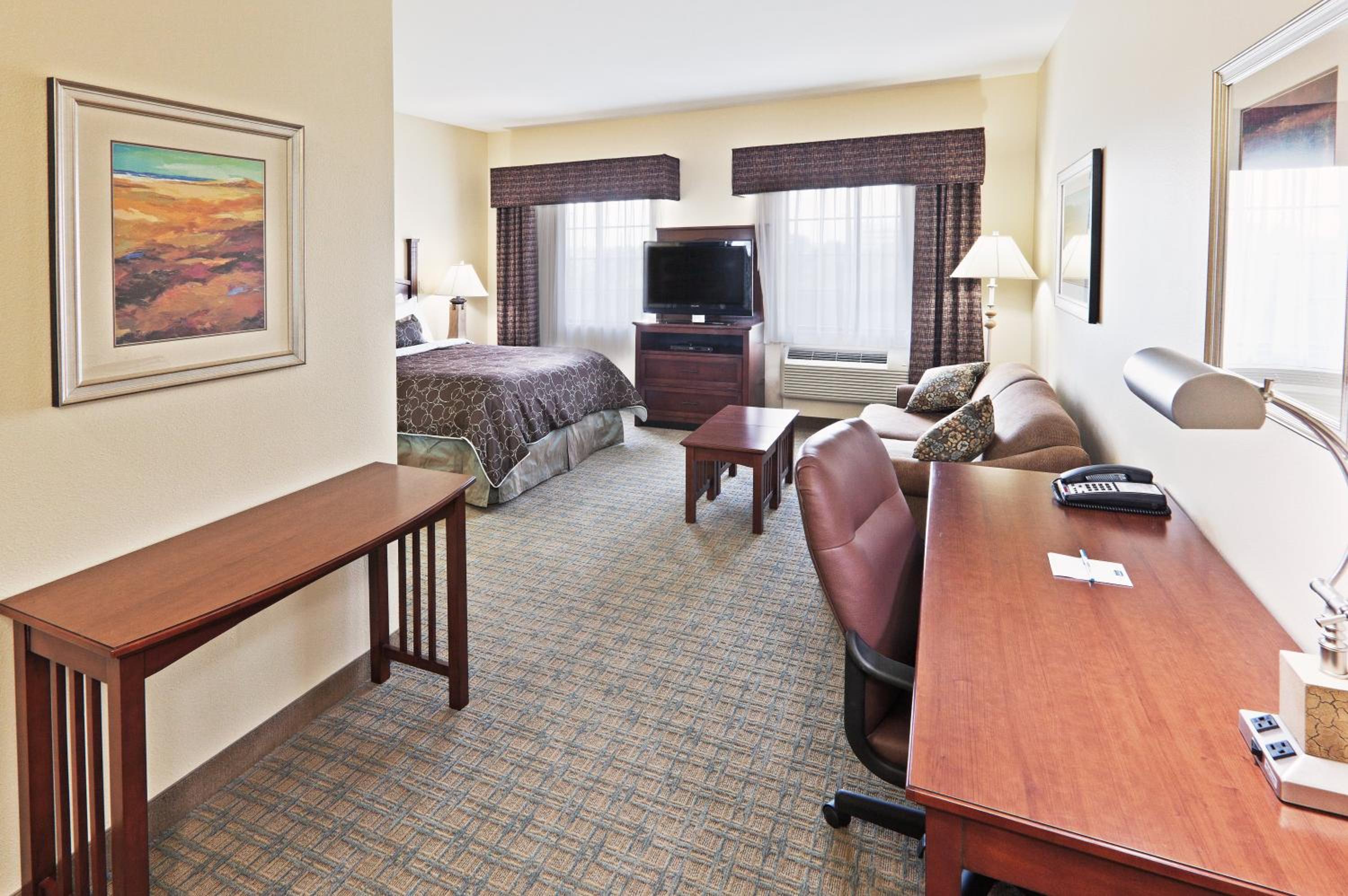 Queen Studio Suite - Photo 1