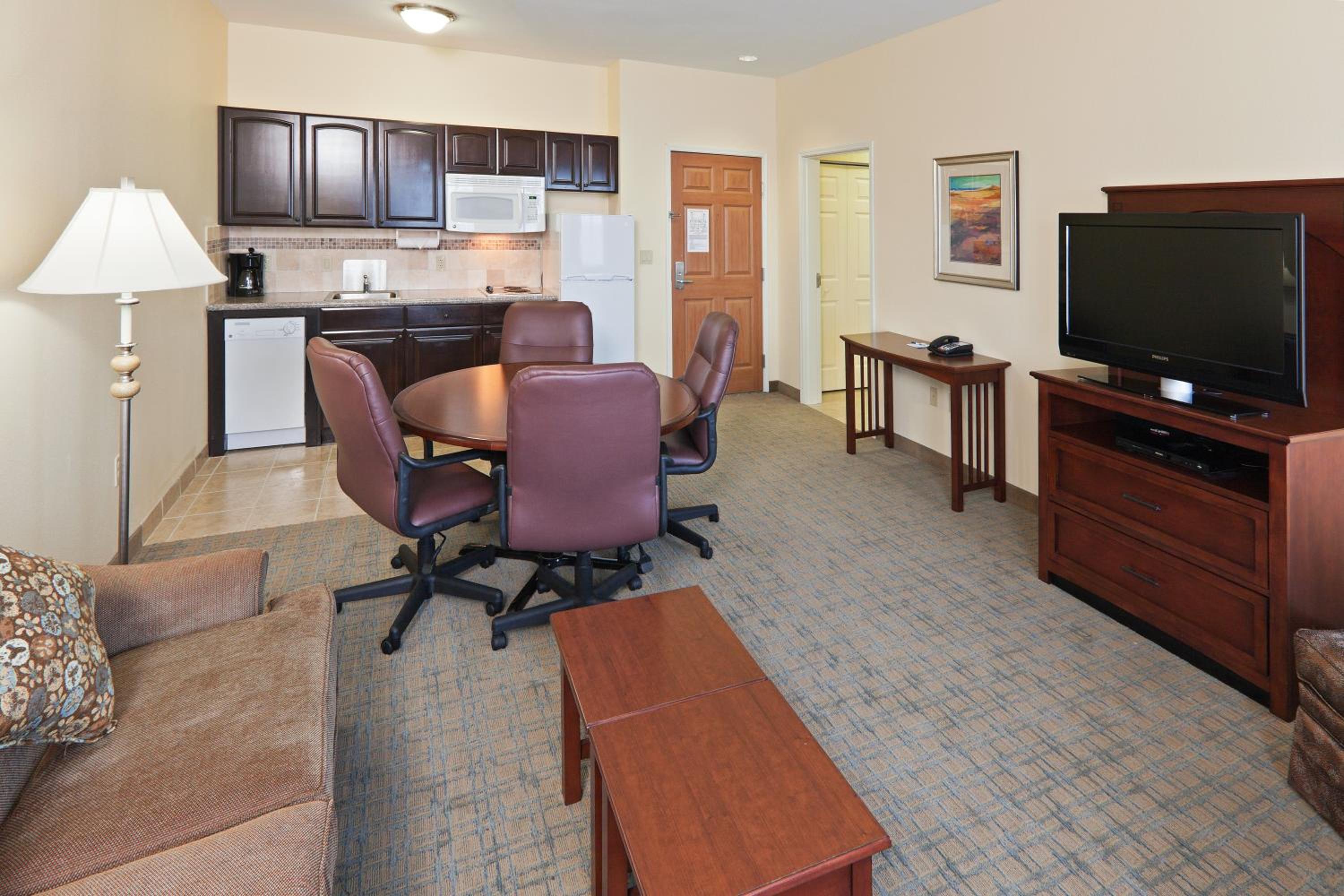 One-Bedroom Queen Suite with Meeting Area - Photo 1