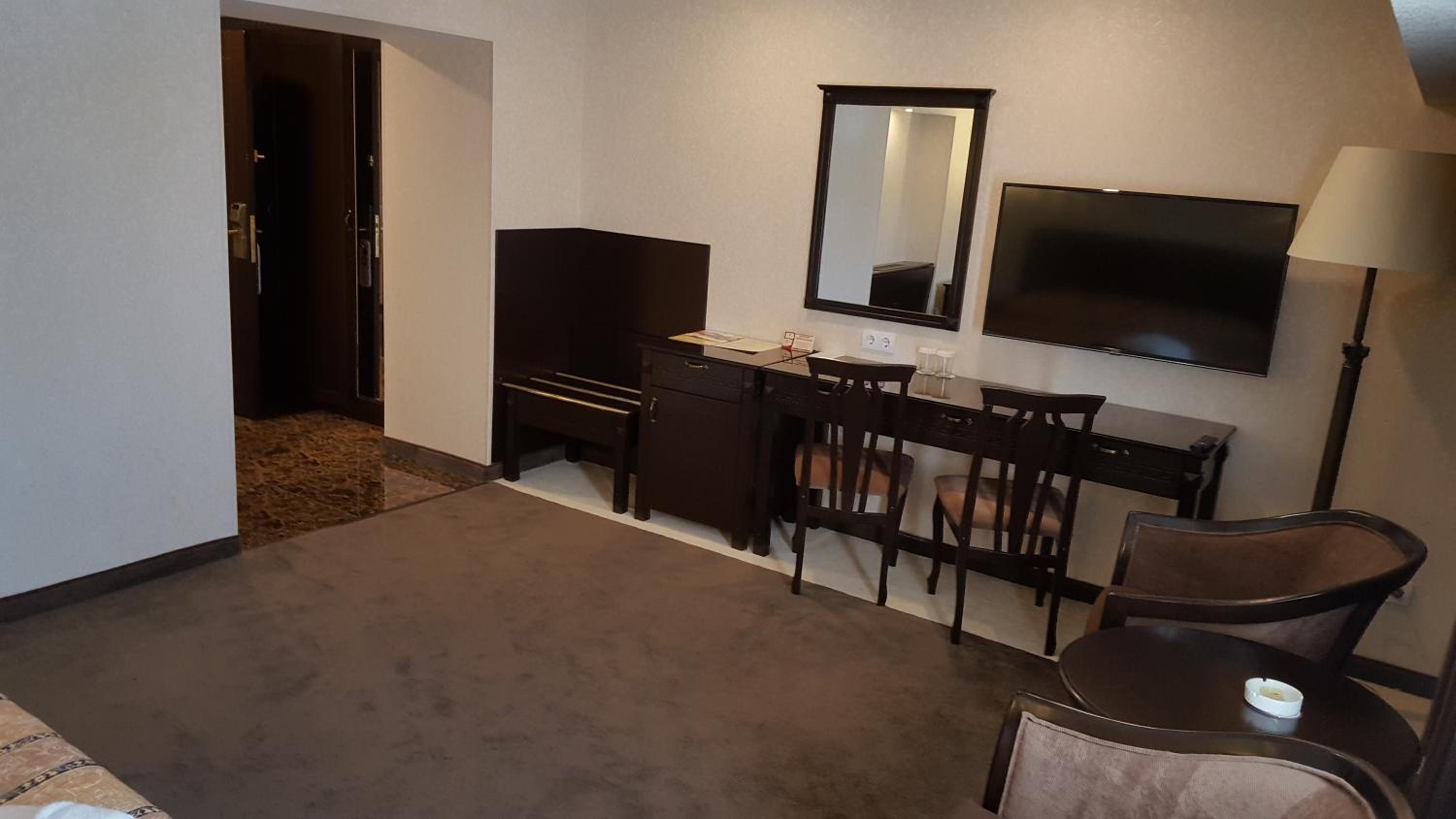 Standard King Room photo 3