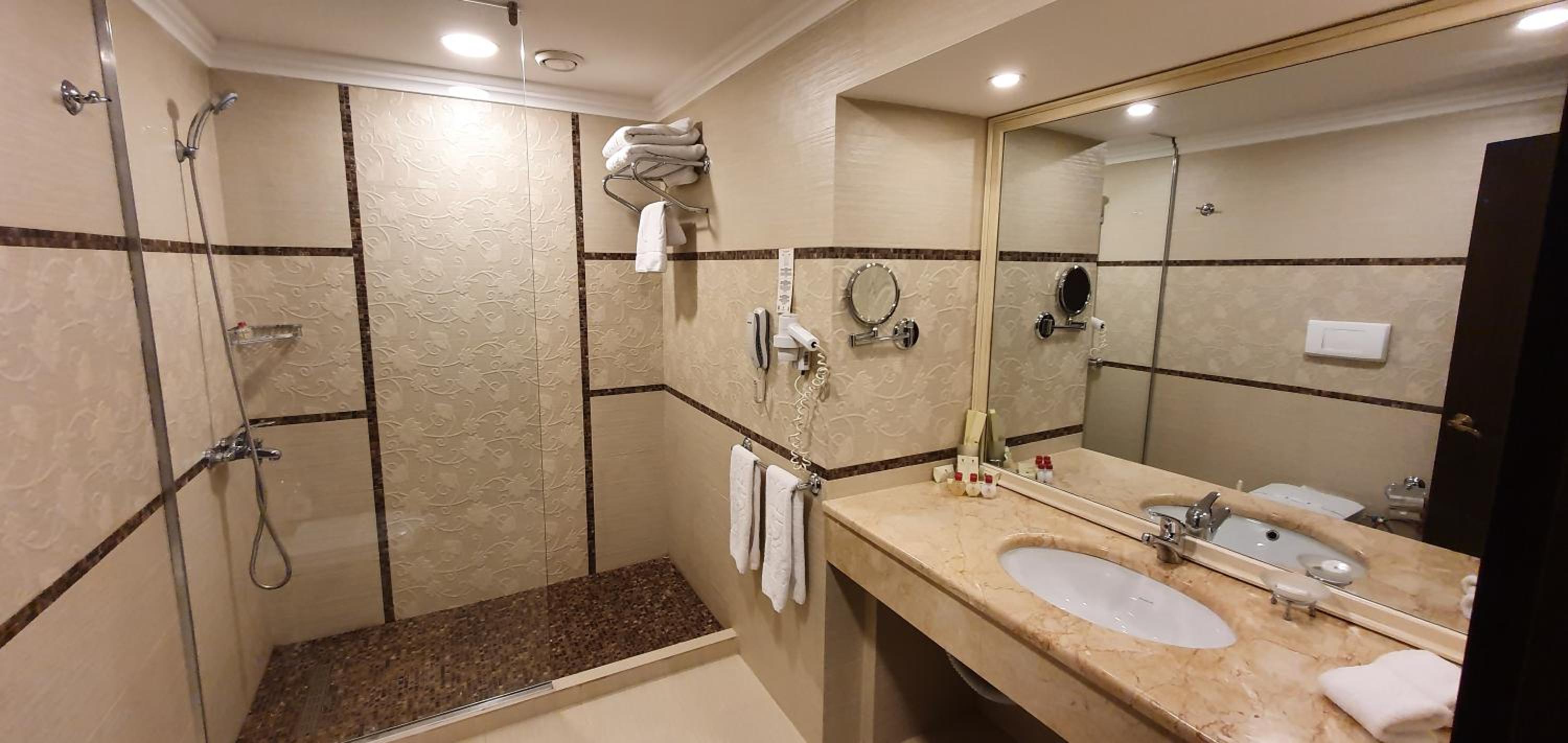 Standard Twin Room - Photo 2