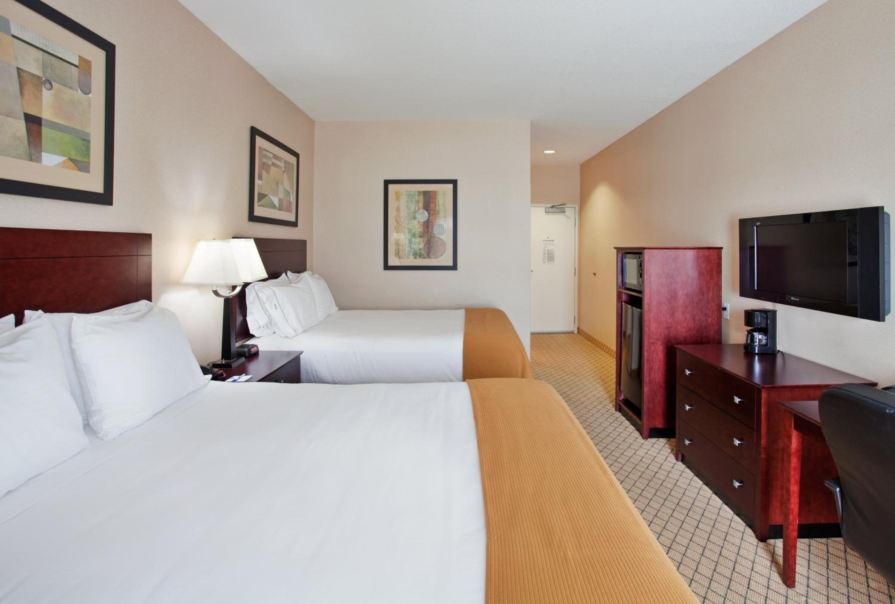 Standard Queen Room with Two Queen Beds - Photo 1