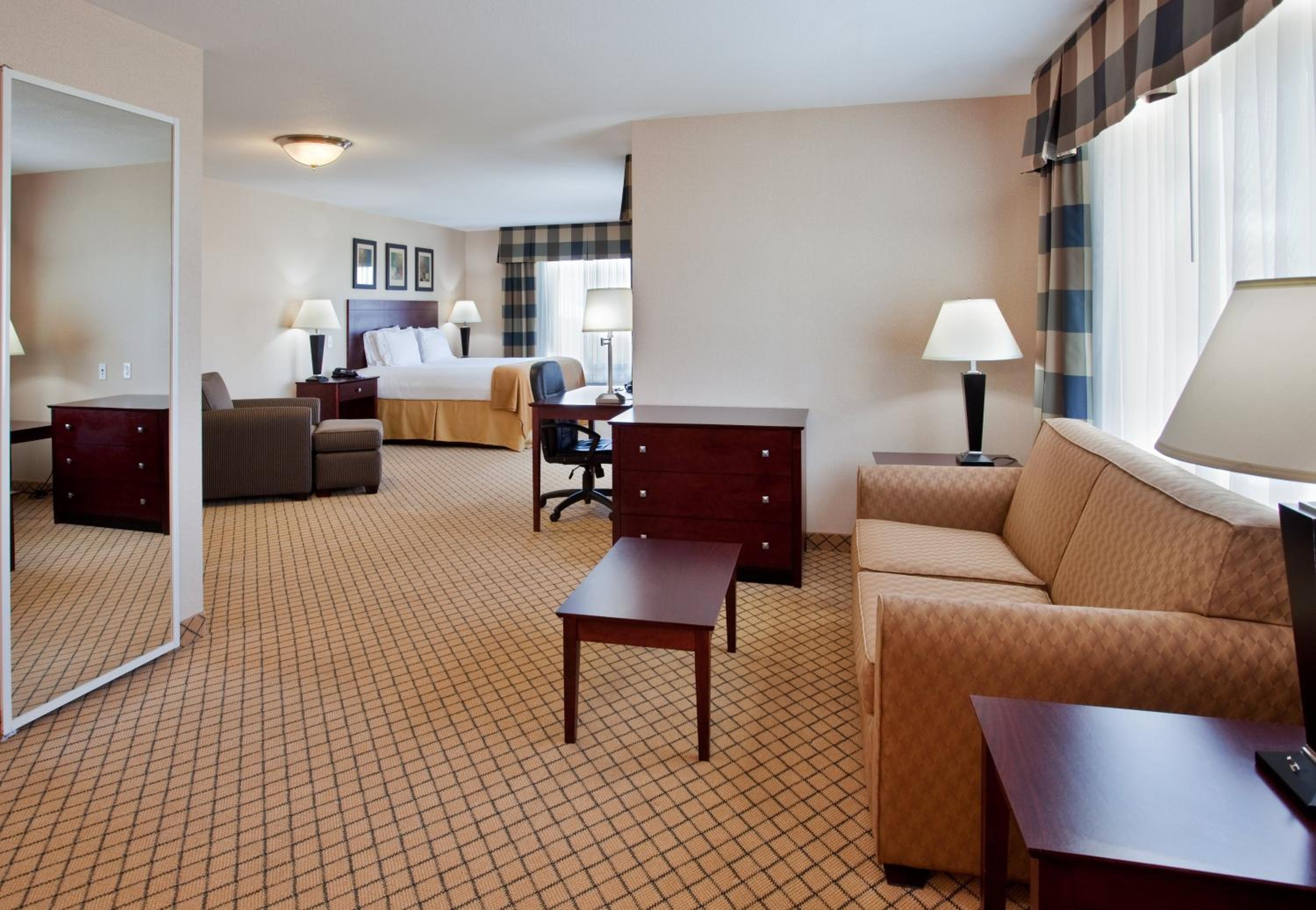 One-Bedroom King Suite - Photo 3