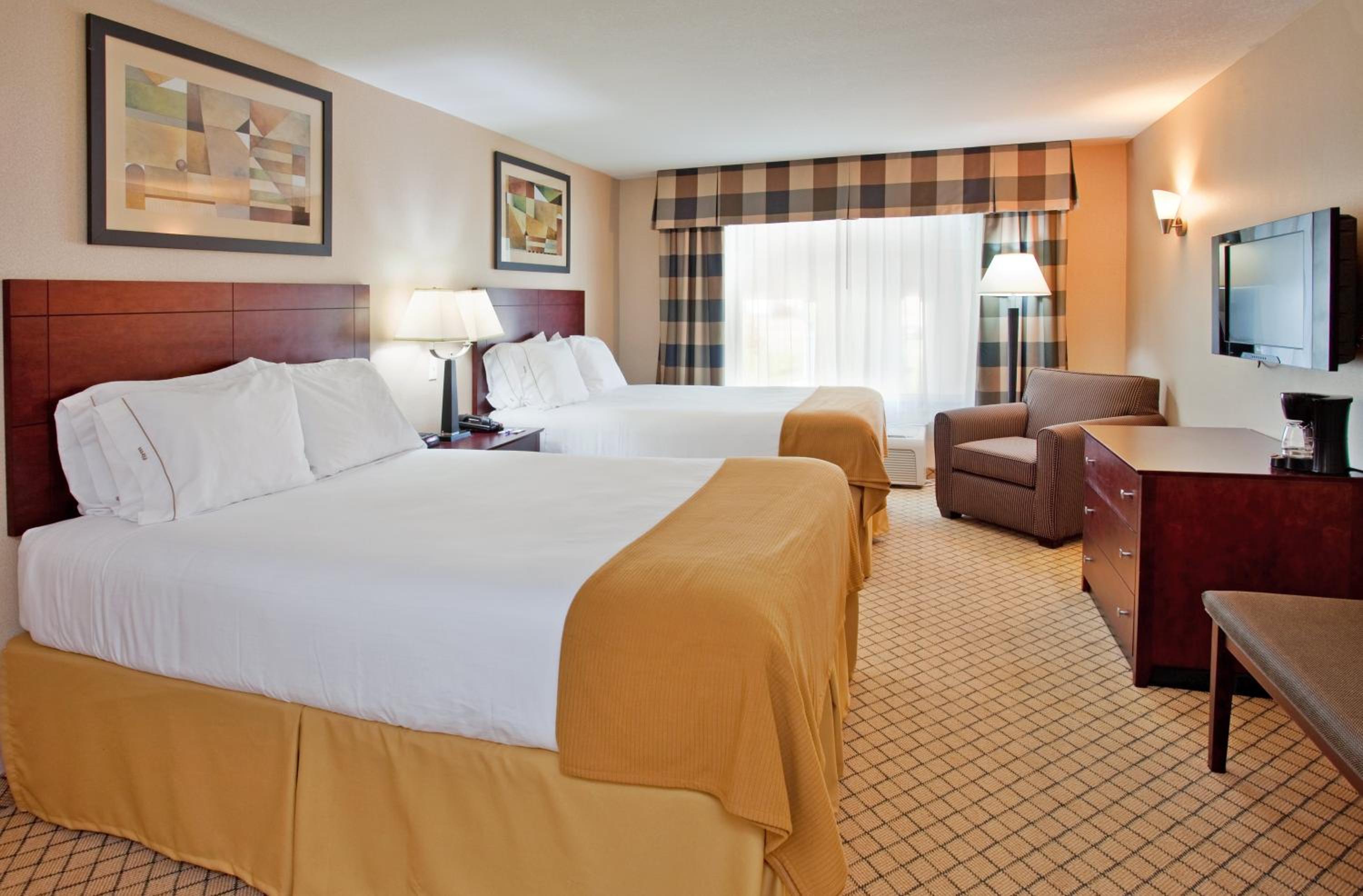 Standard Queen Room with Two Queen Beds - Photo 2