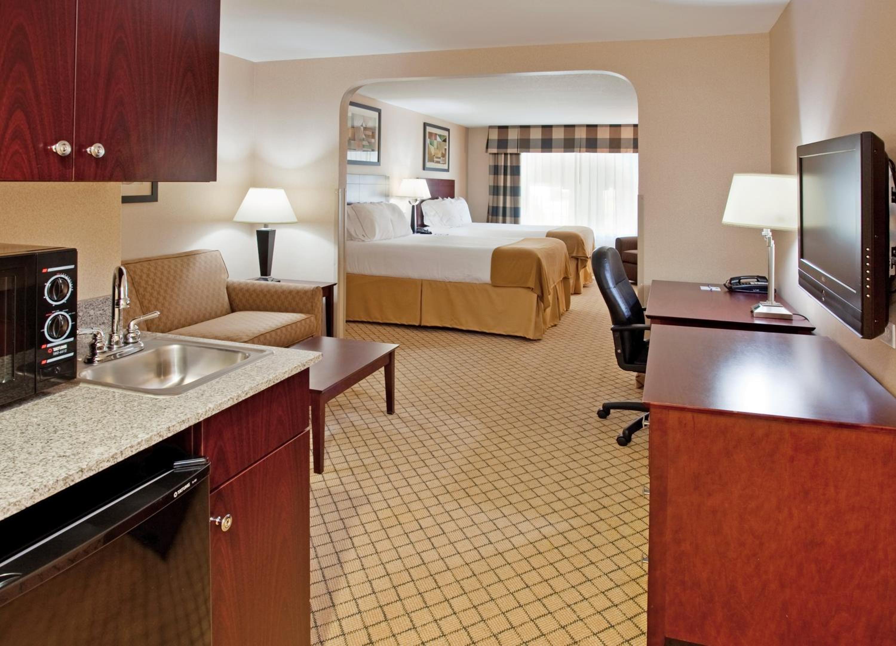 Suite with Two Queen Beds - Photo 1