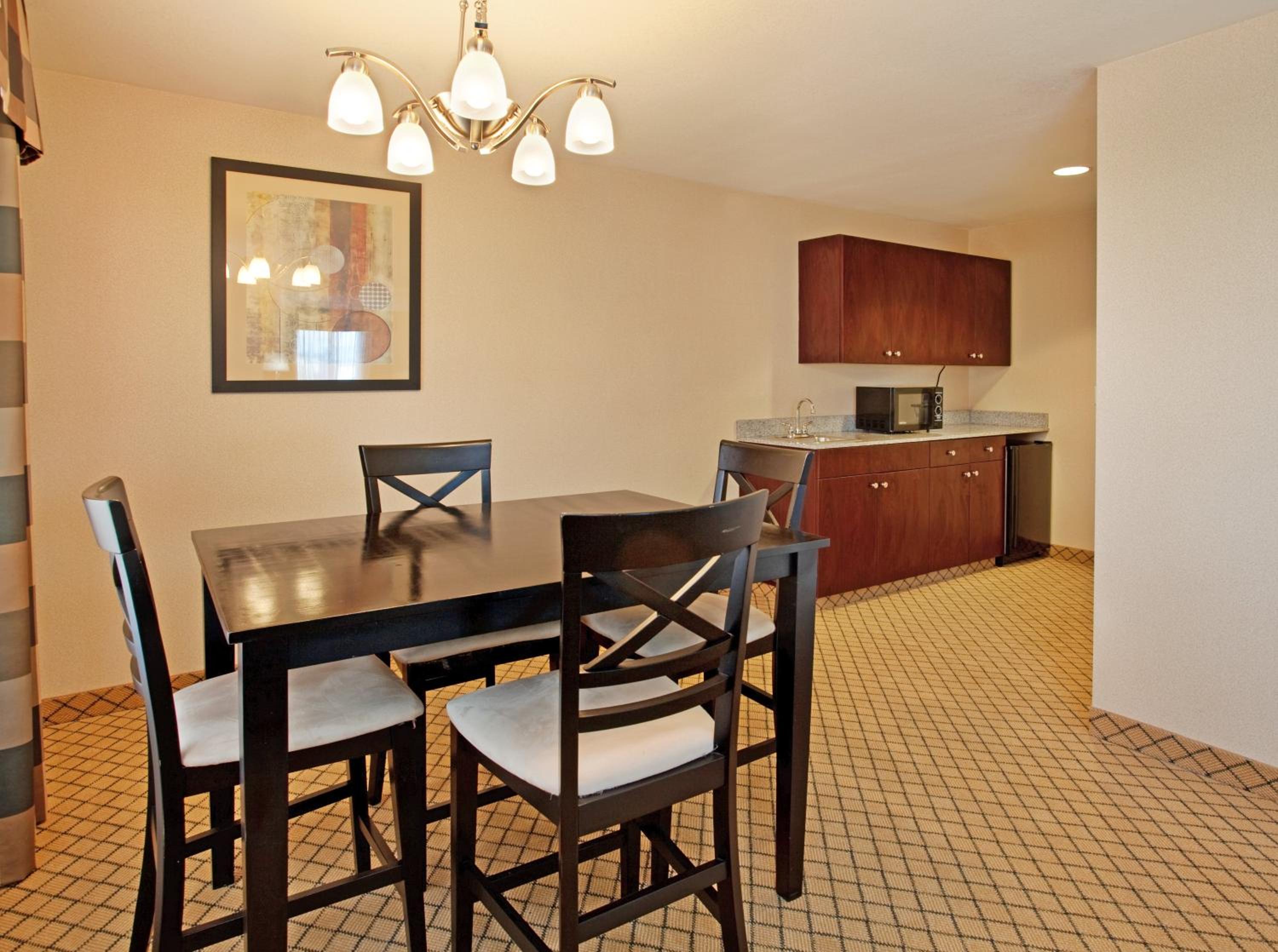 One-Bedroom King Suite - Photo 2