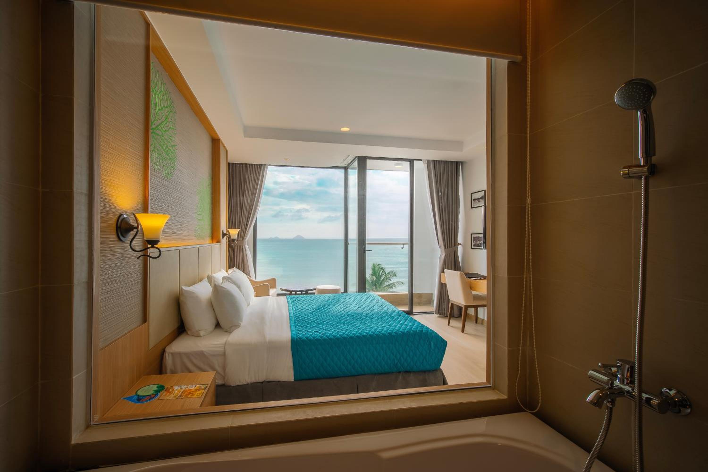Premier Deluxe Double Room with Balcony and Ocean View - Photo 4