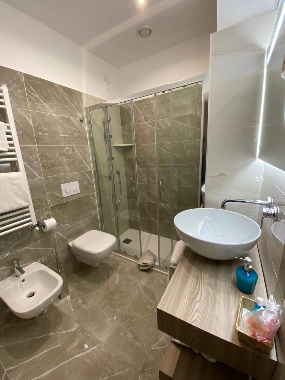 Standard Double Room - Photo 12