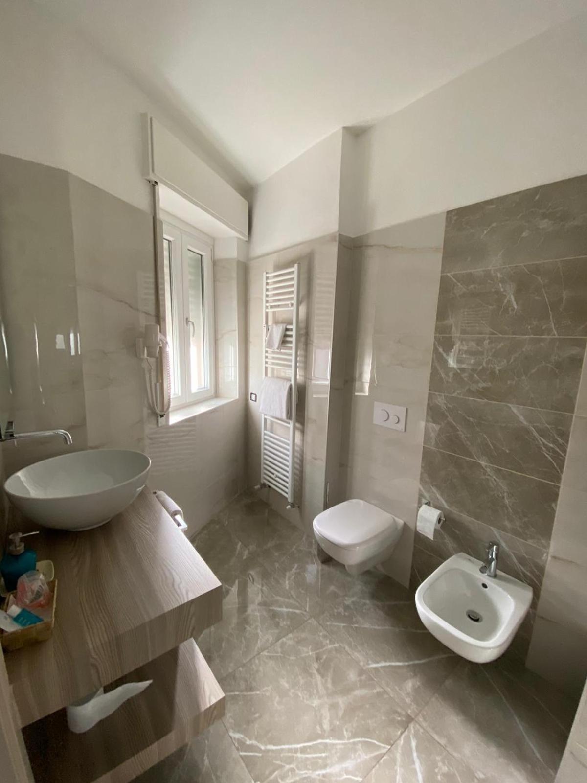 Standard Double Room - Photo 9