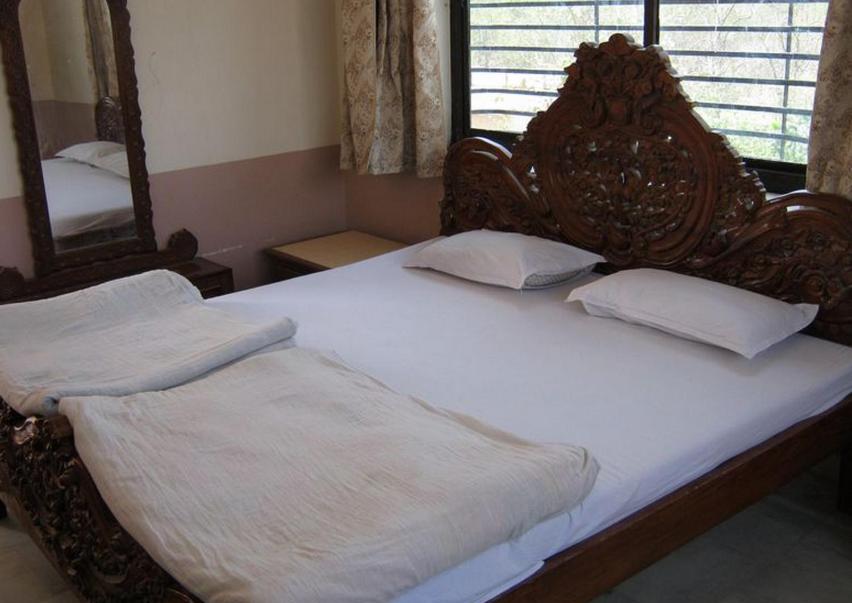 Deluxe Double Bed Room with Fan photo 2