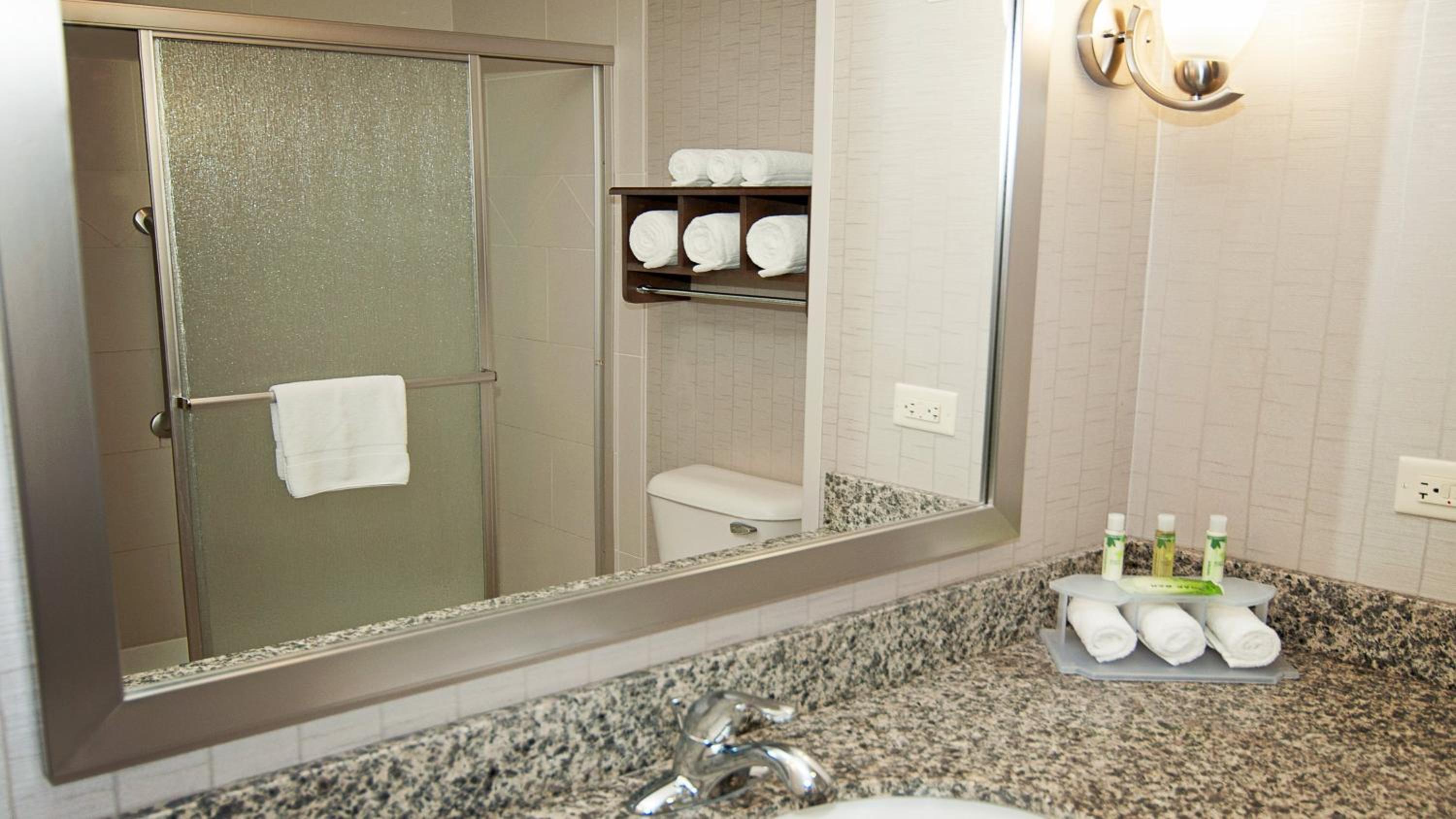 King Room - Hearing Accessible photo 2