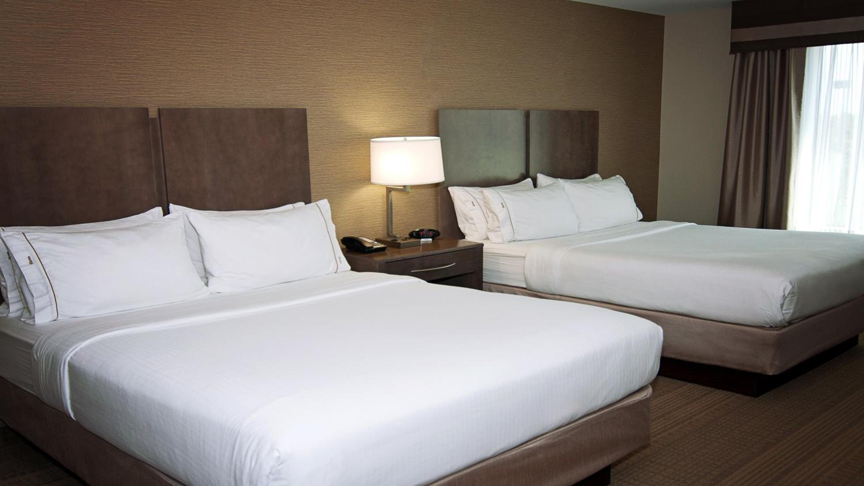 Standard Queen Room with Two Queen Beds and Mobility Accessible Tub photo 2