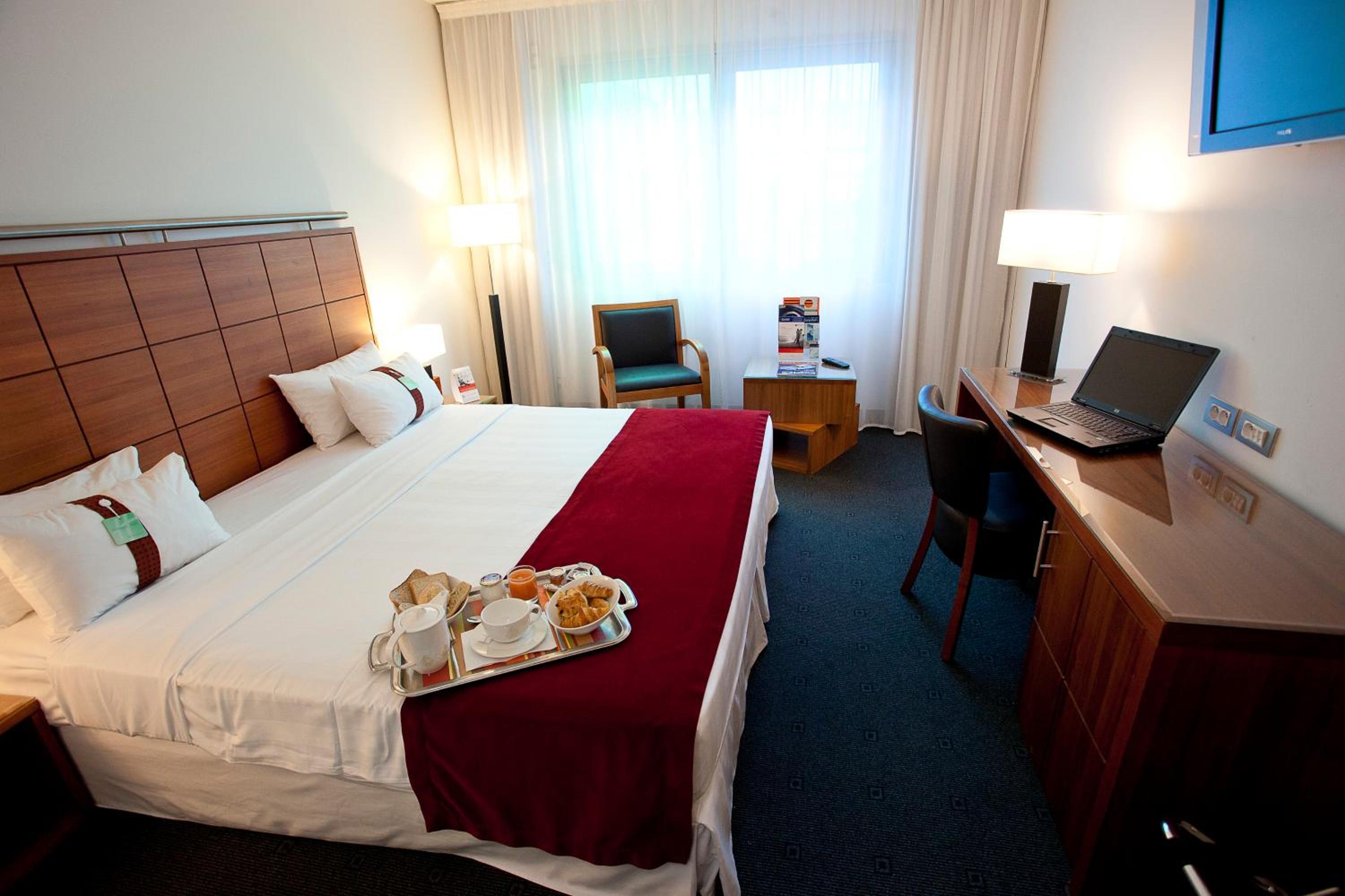 Standard King Room - Photo 6