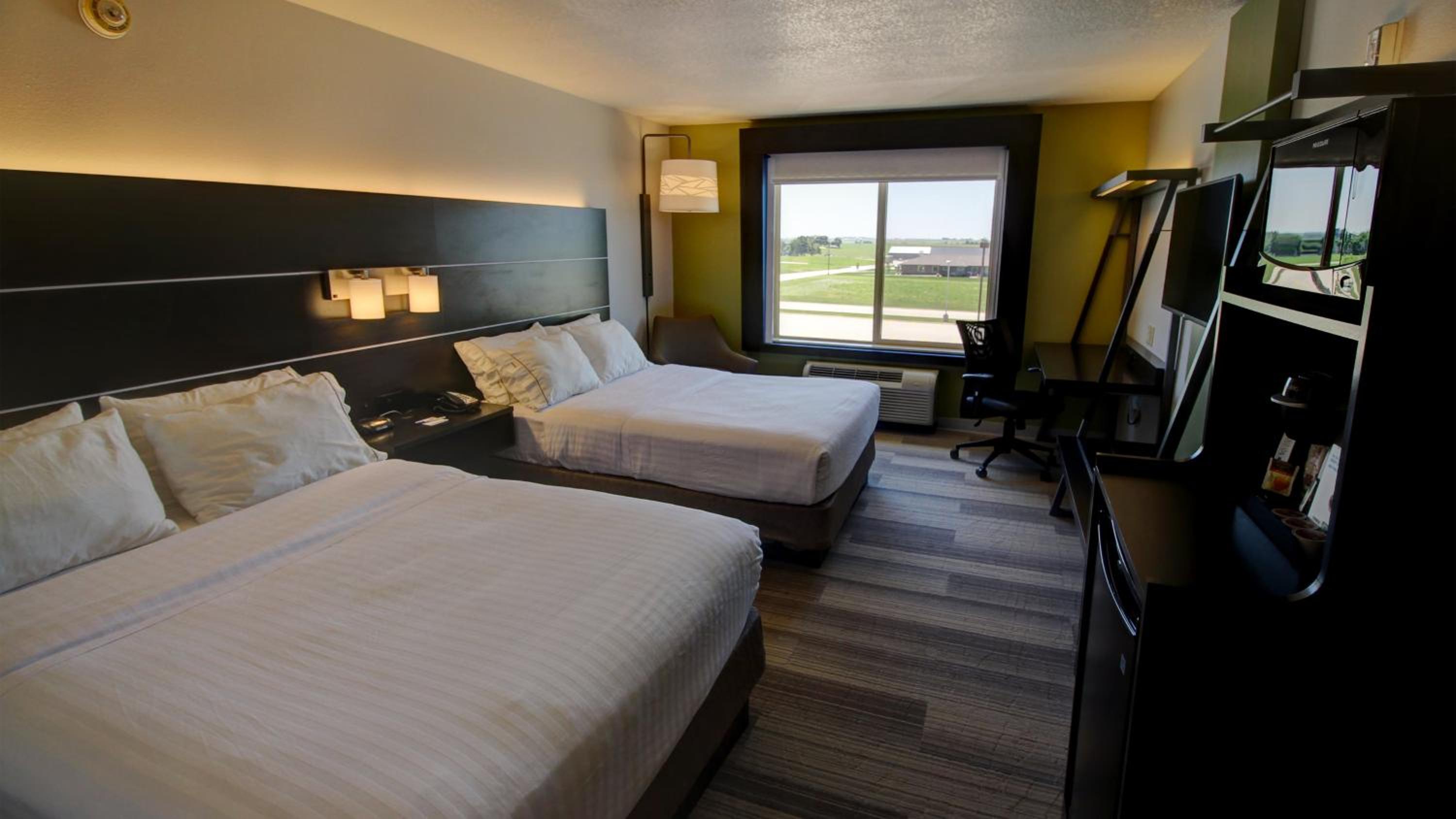 Standard Queen Room with Two Queen Beds - Photo 2