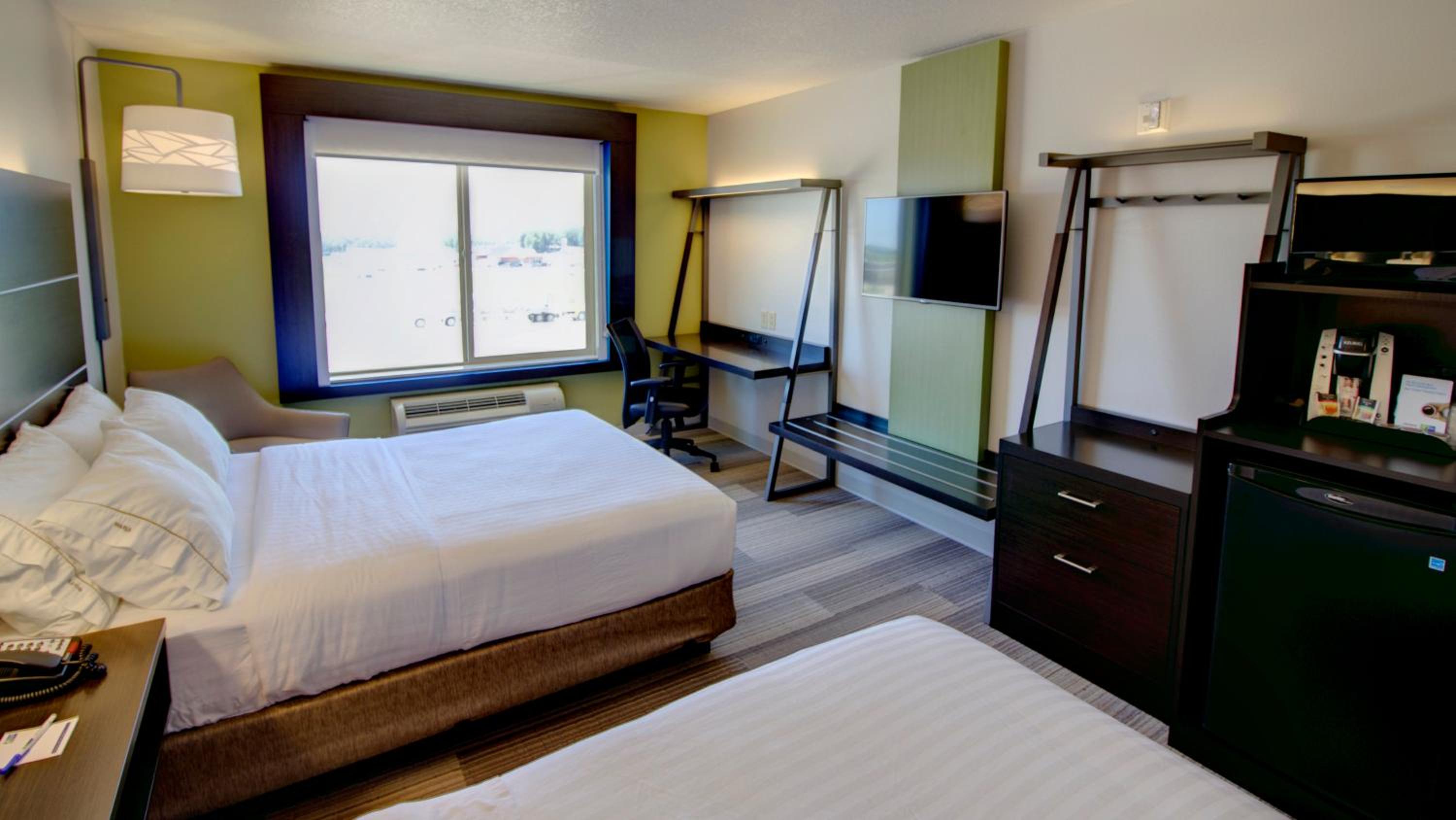Standard Queen Room with Two Queen Beds - Photo 5