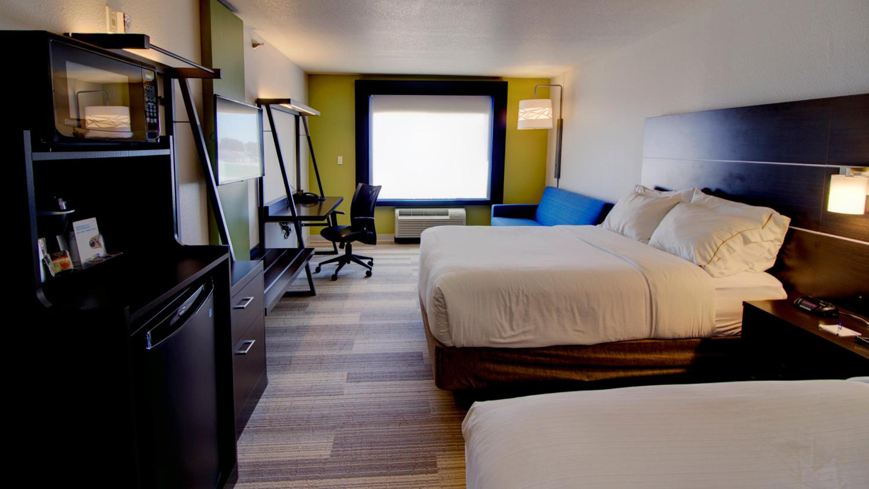 Standard Queen Room with Two Queen Beds and Tub - Communications Accessible - Photo 6