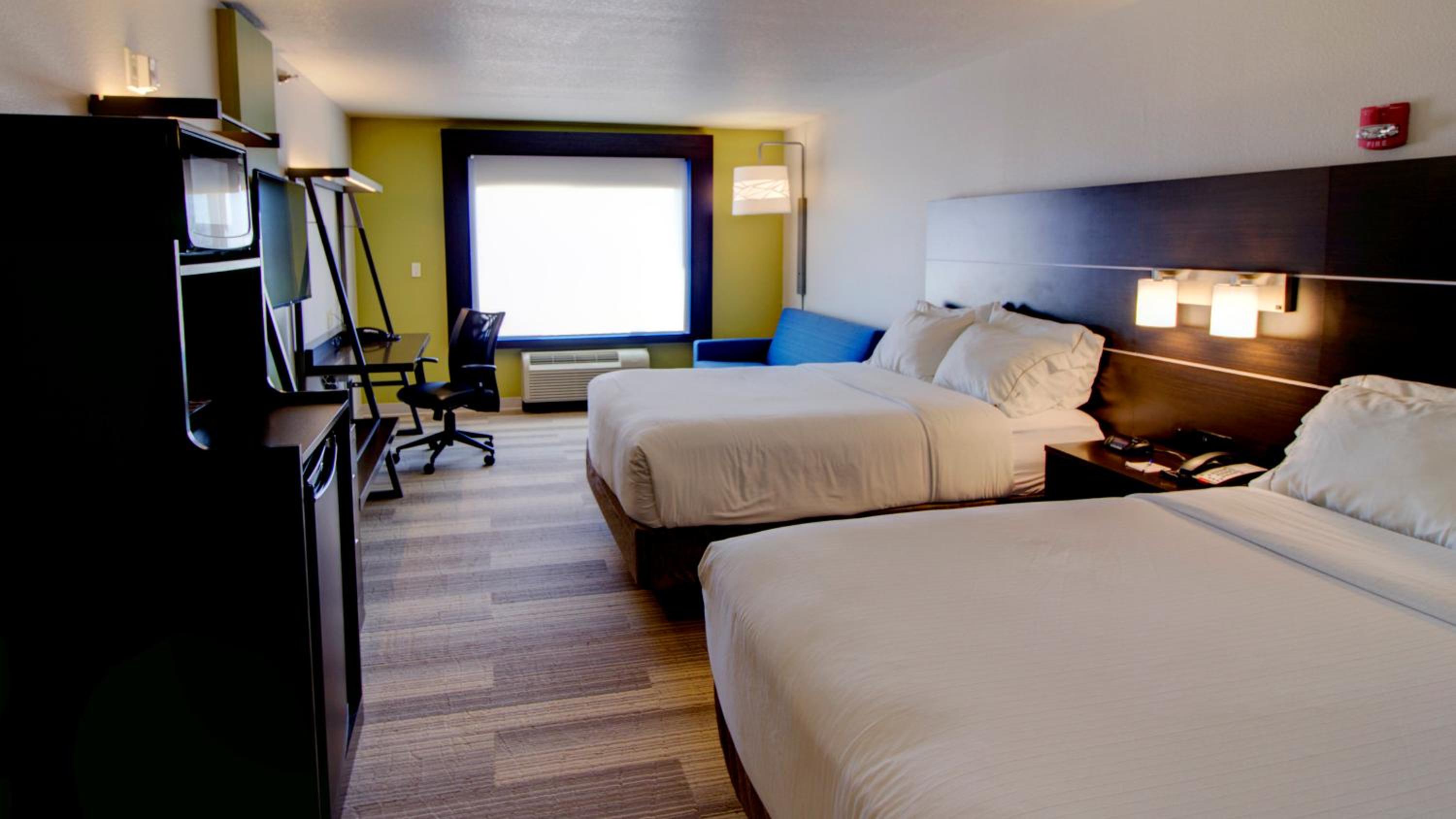 Standard Queen Room with Two Queen Beds - Photo 3
