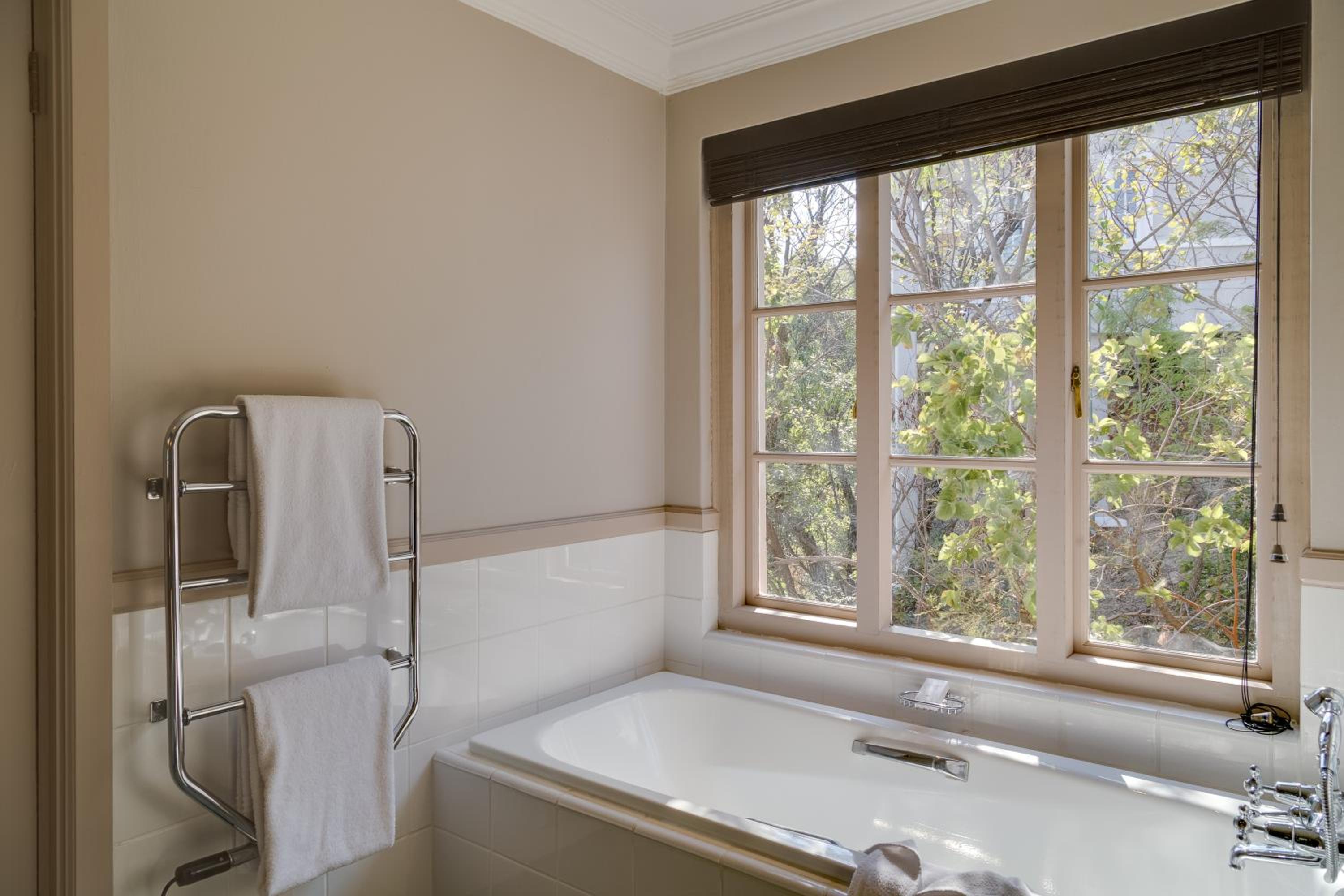 Deluxe King Room - Photo 3