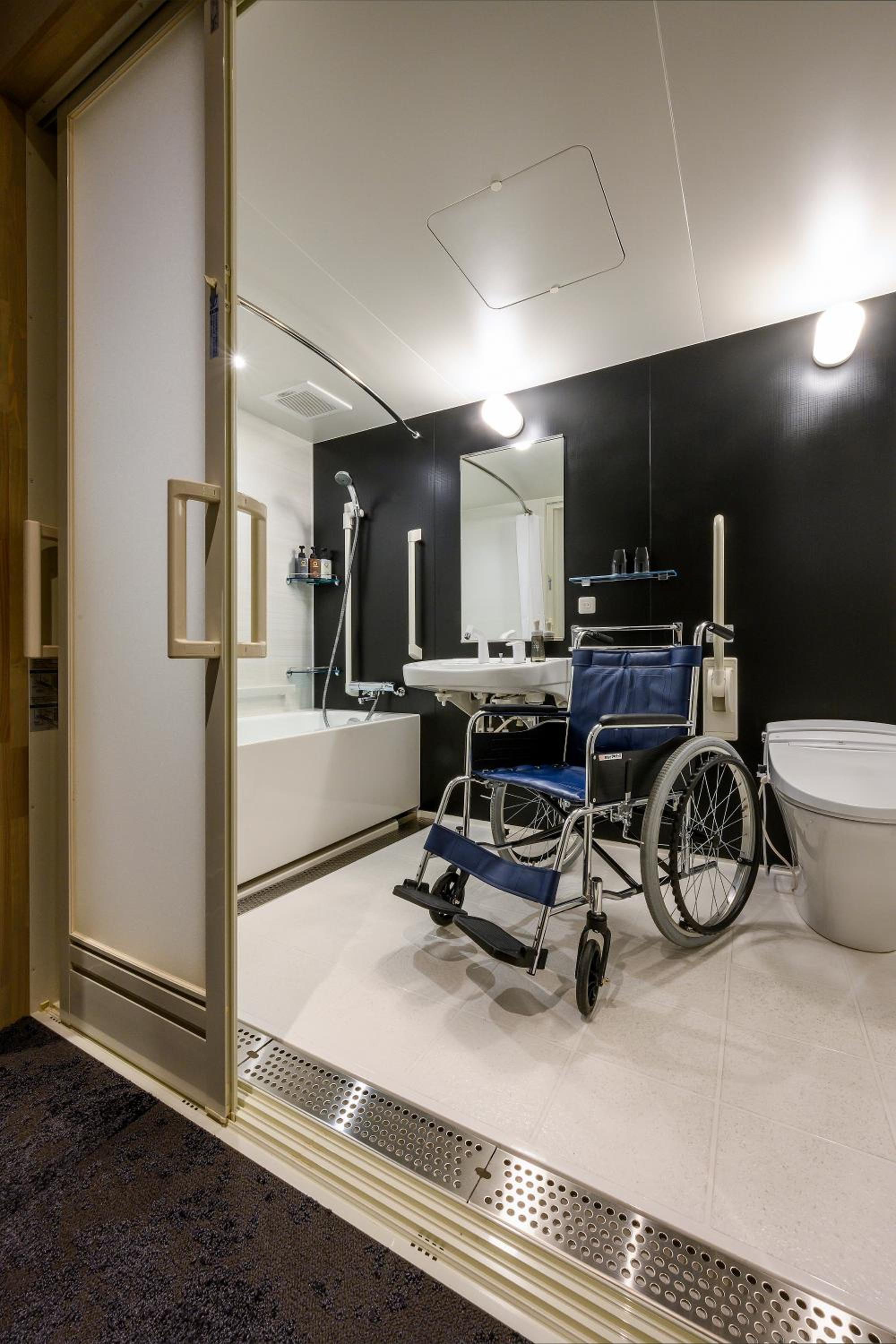 Twin Room - Disability Access photo 3