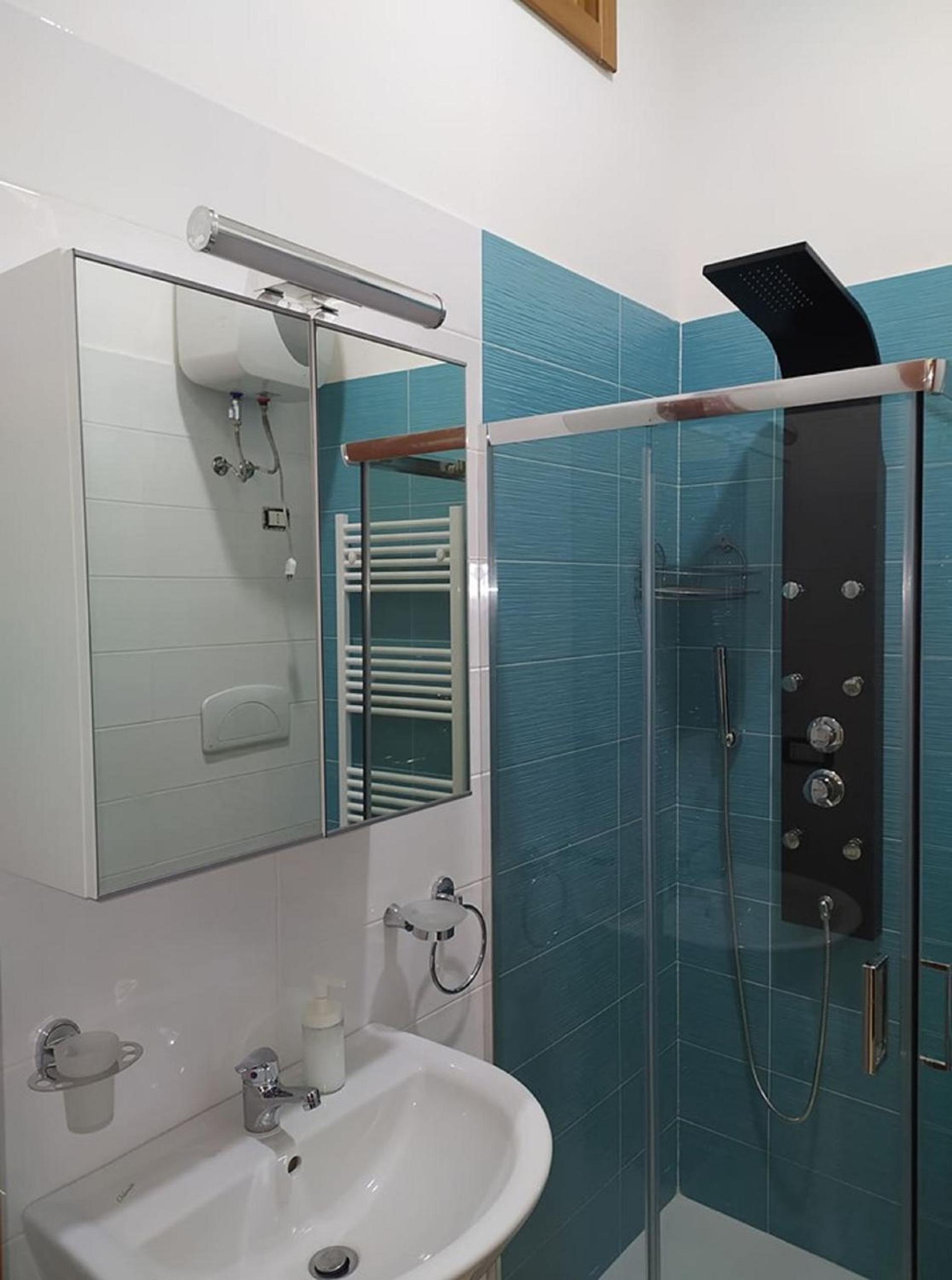 Double Room with Balcony - Photo 5