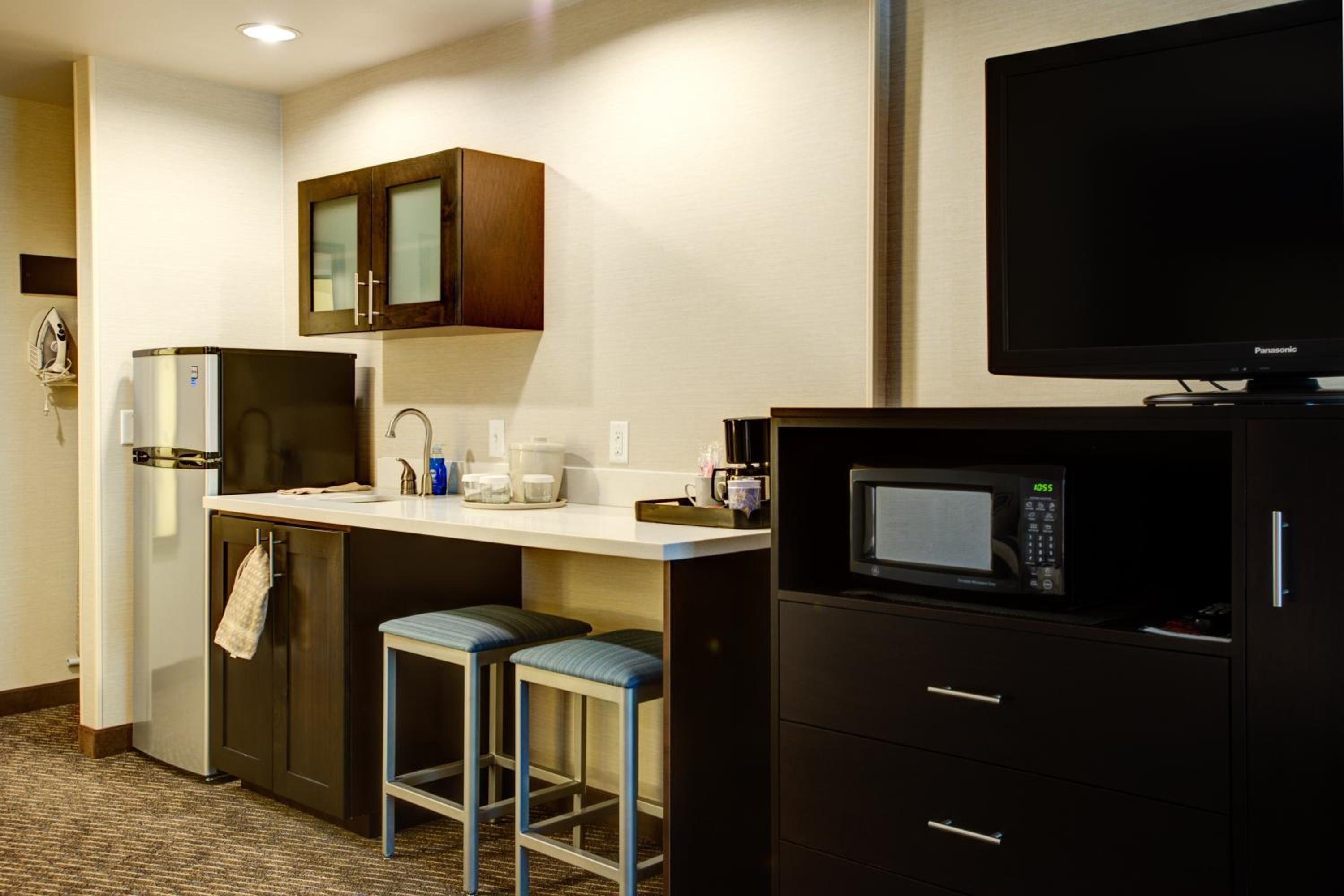 Queen Suite with Two Queen Beds - Photo 2