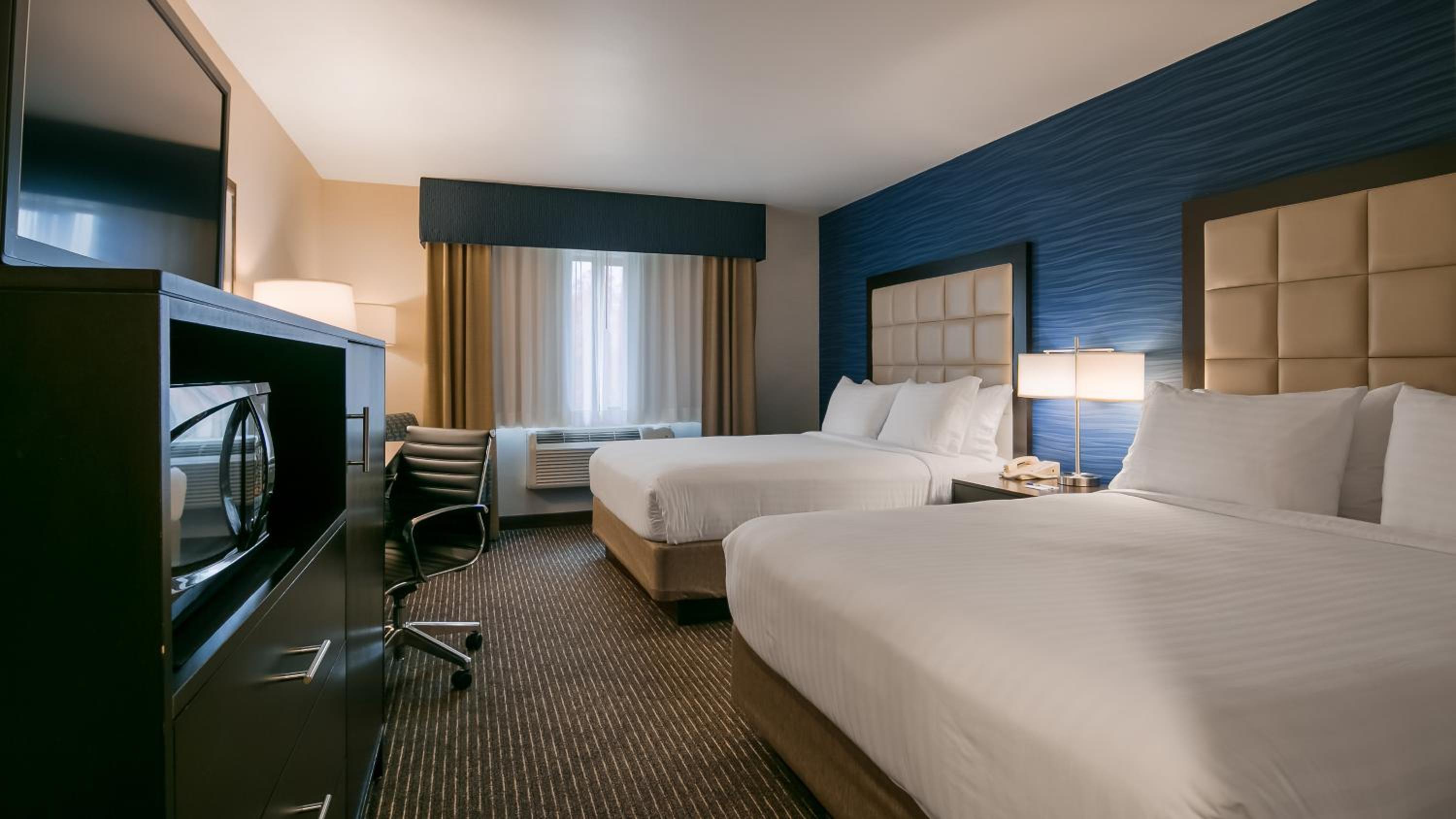 Standard Room with Two Queen Beds - Photo 3