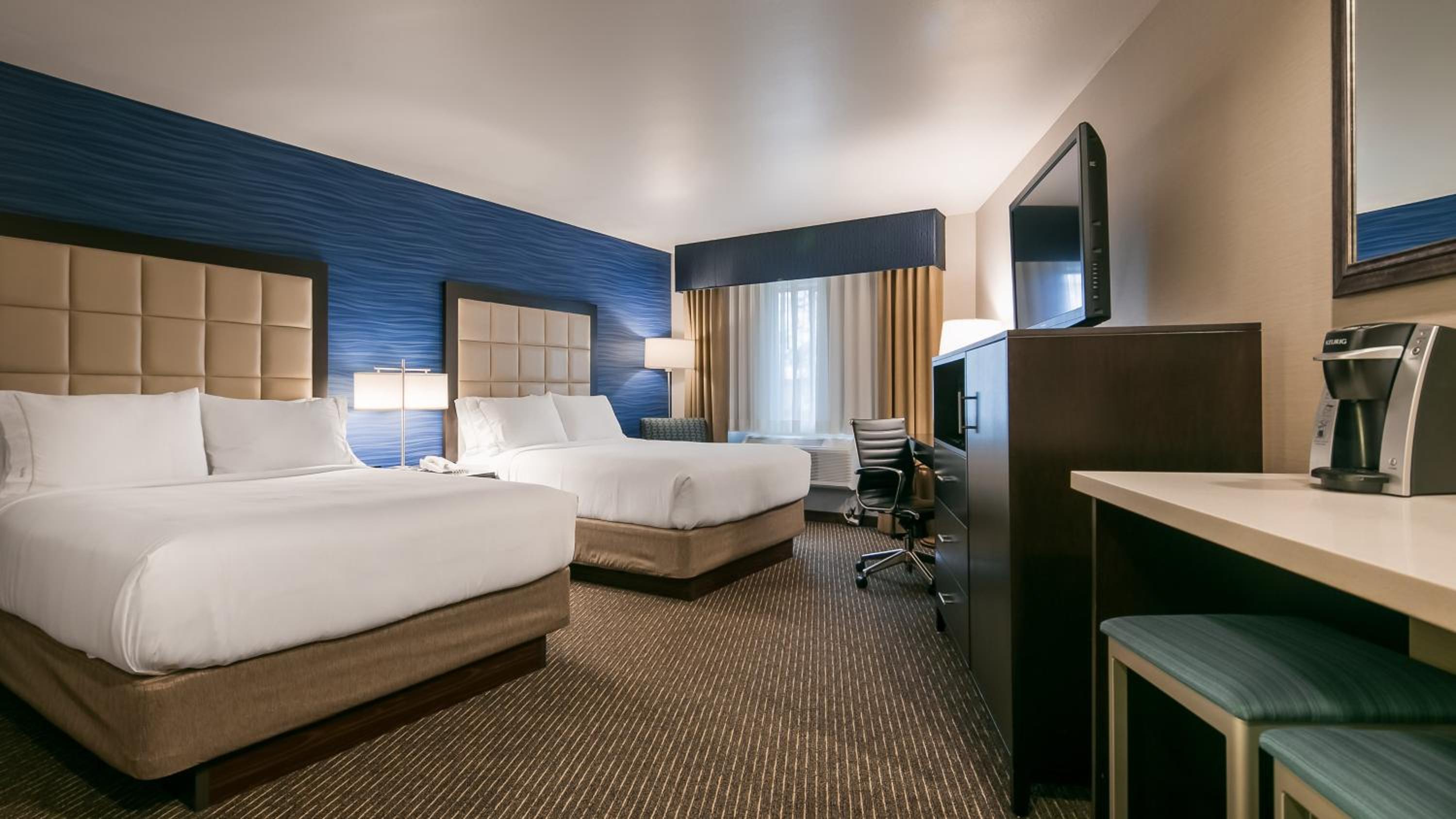 Queen Suite with Two Queen Beds - Photo 1