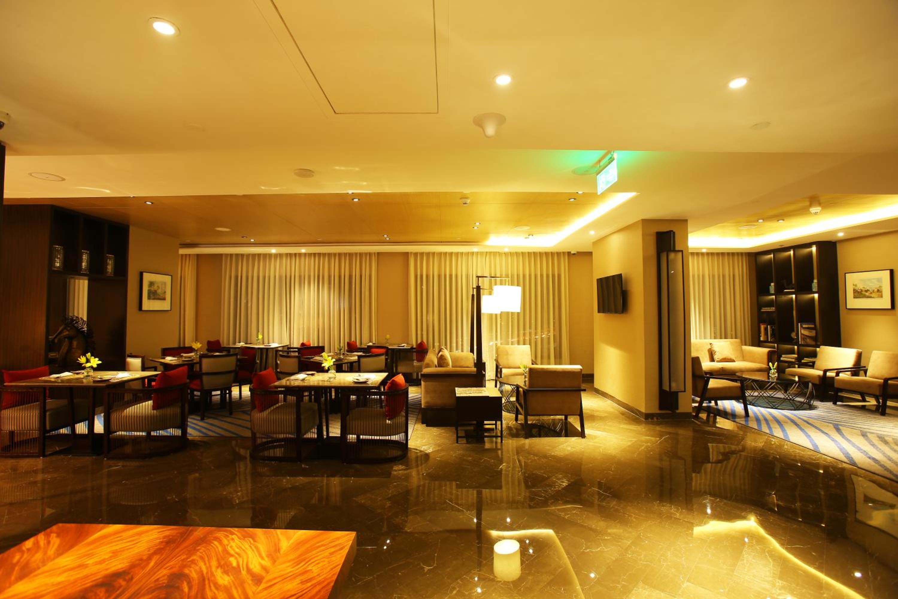 Standard King Room with Lounge Access - Photo 8