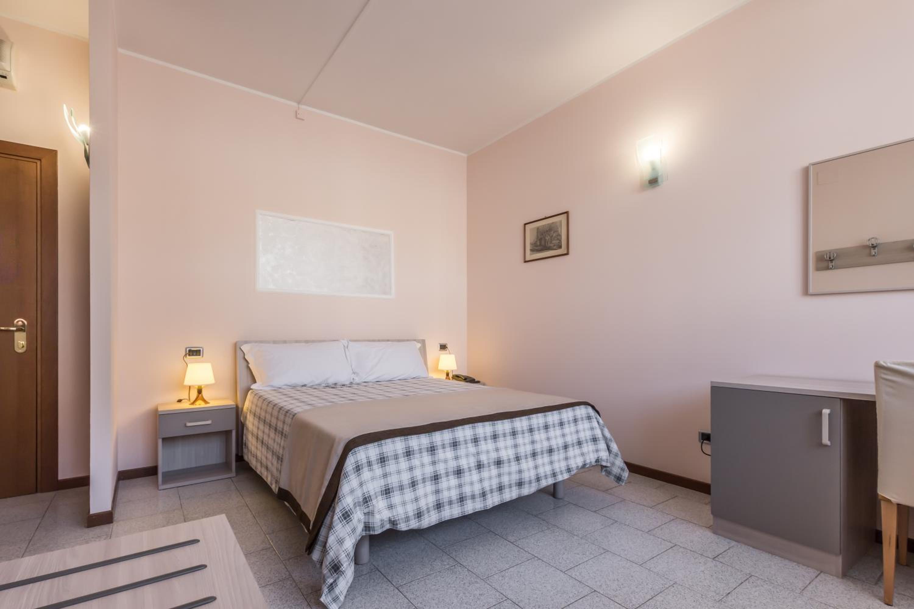 Double Room - Photo 2