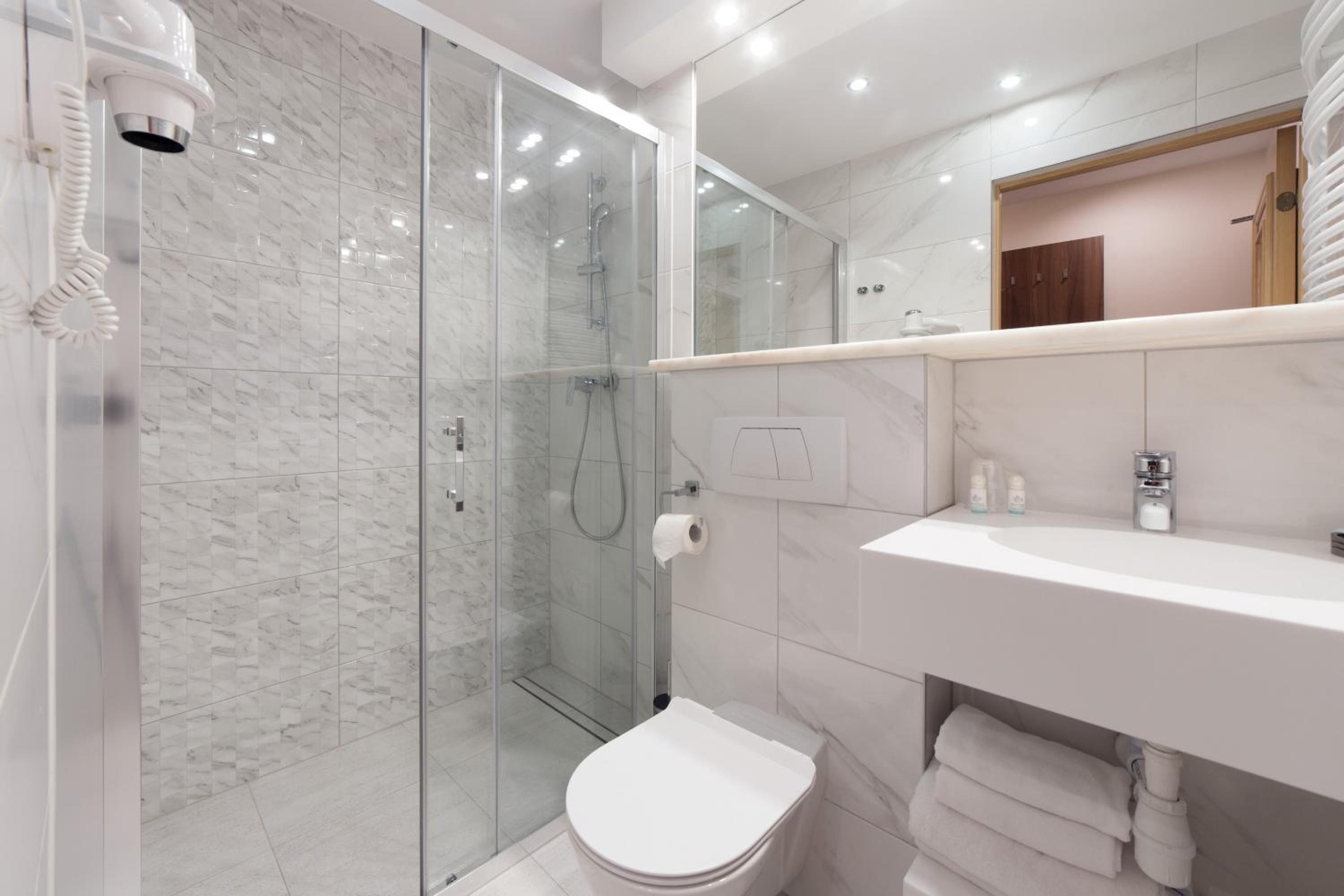 Studio with Spa Bath - Photo 7
