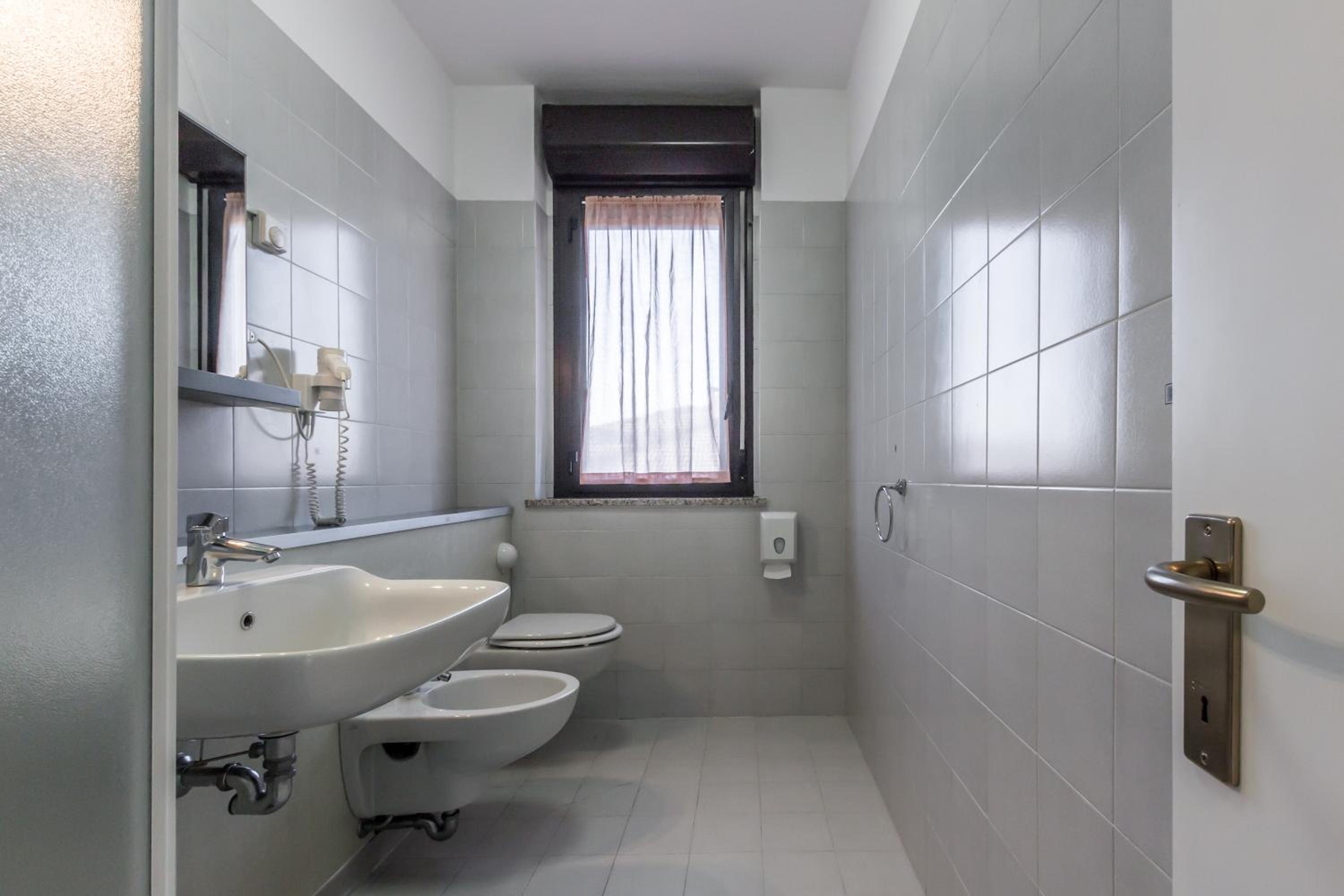 Twin Room with Balcony - Photo 2