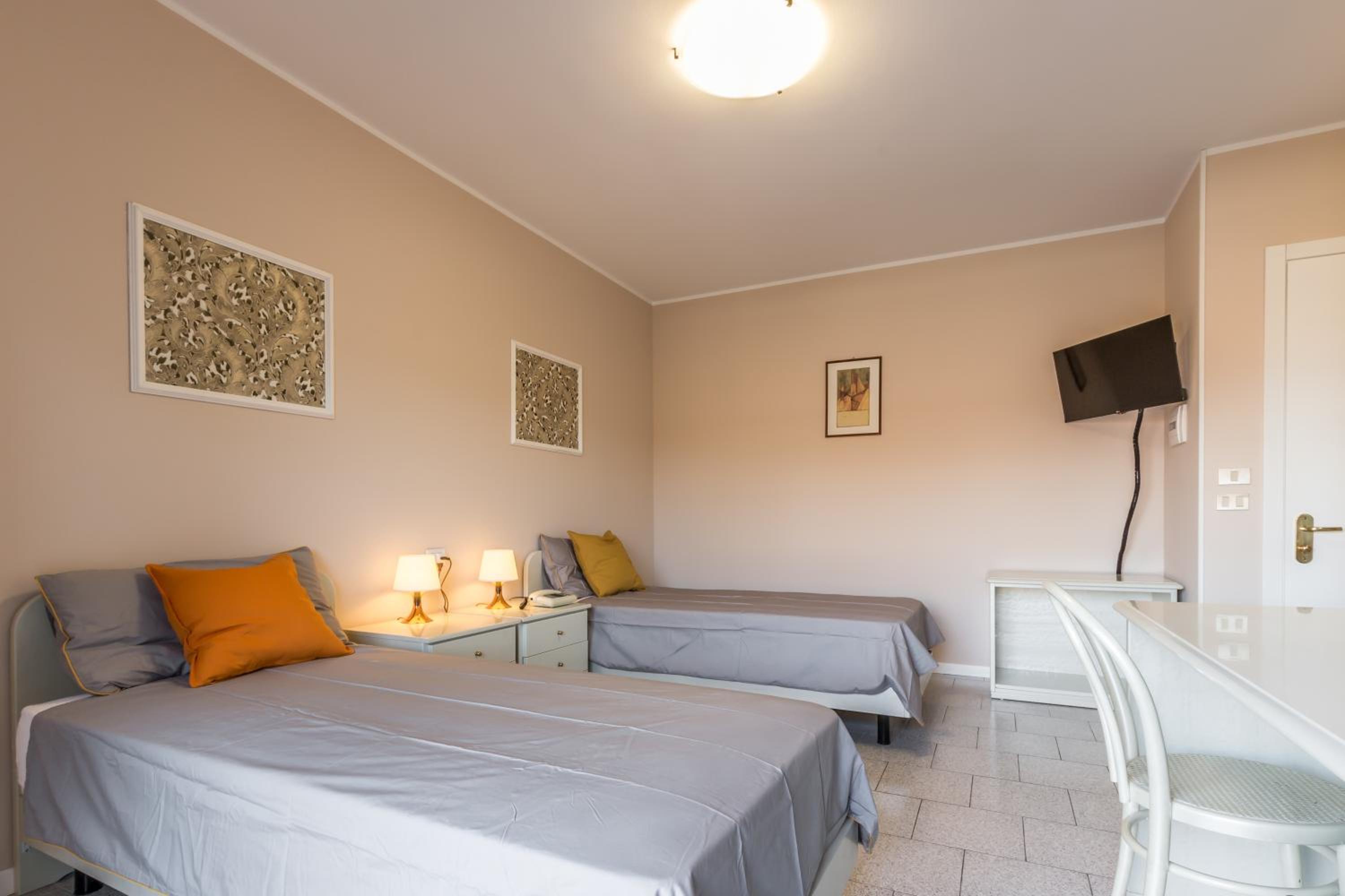 Twin Room with Balcony - Photo 1