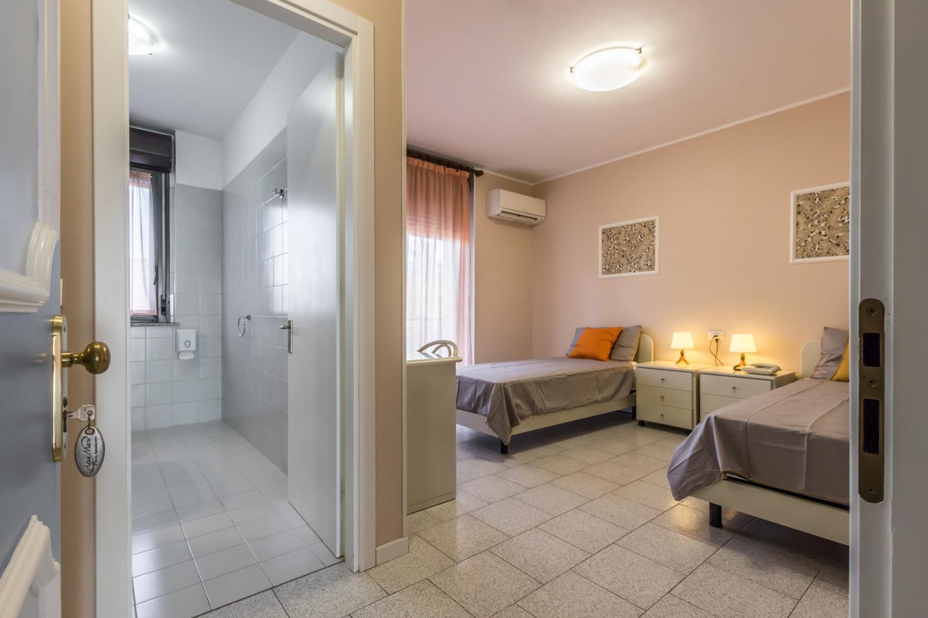 Twin Room with Balcony - Photo 3