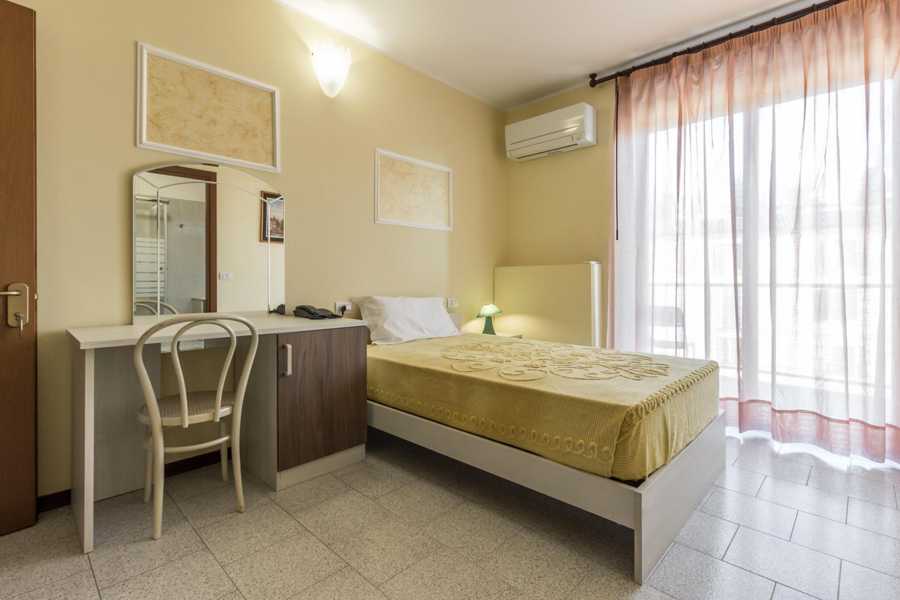 Single Room with Balcony photo 1