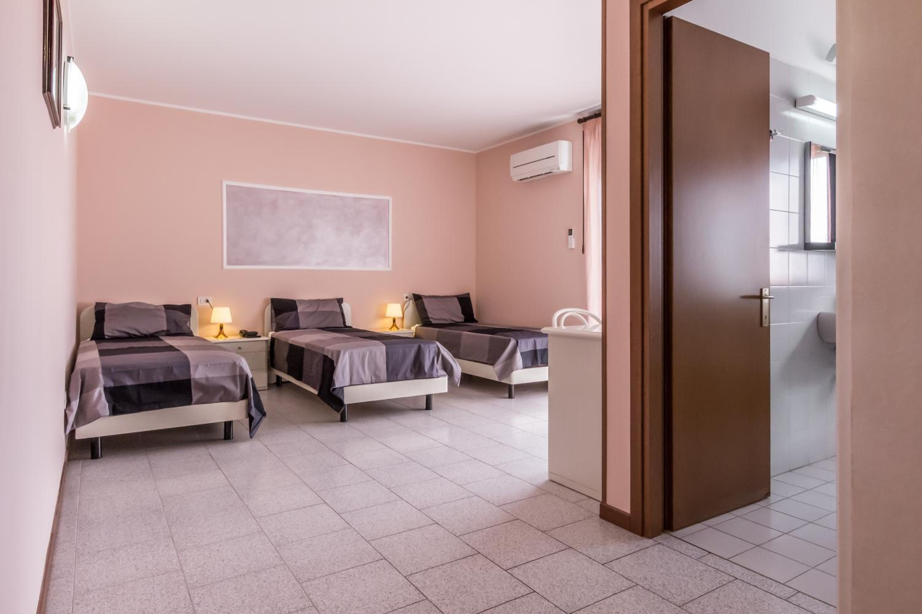 Triple Room with Balcony - Photo 2