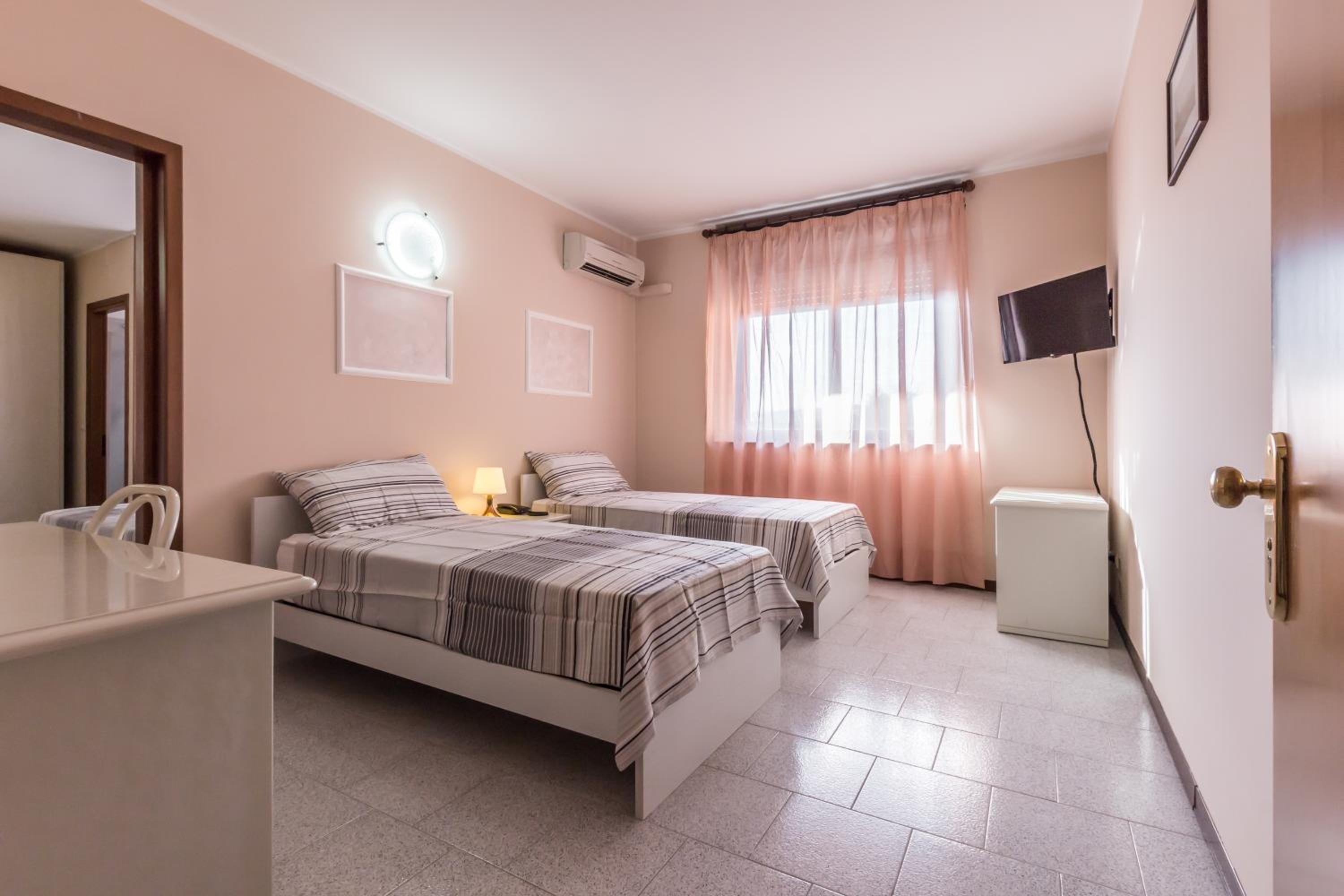 Quadruple Room with Balcony - Photo 2