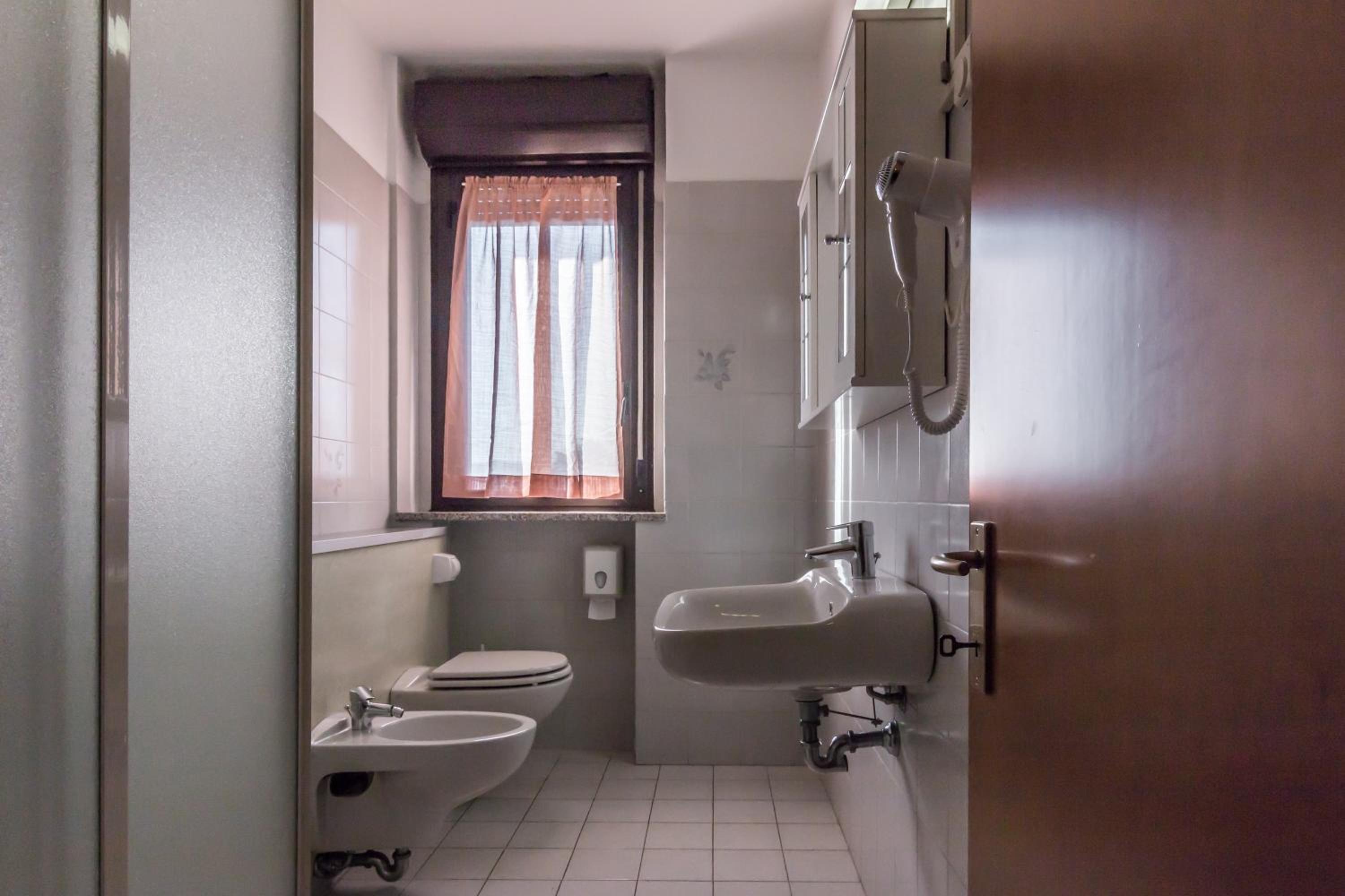 Quadruple Room with Balcony - Photo 3