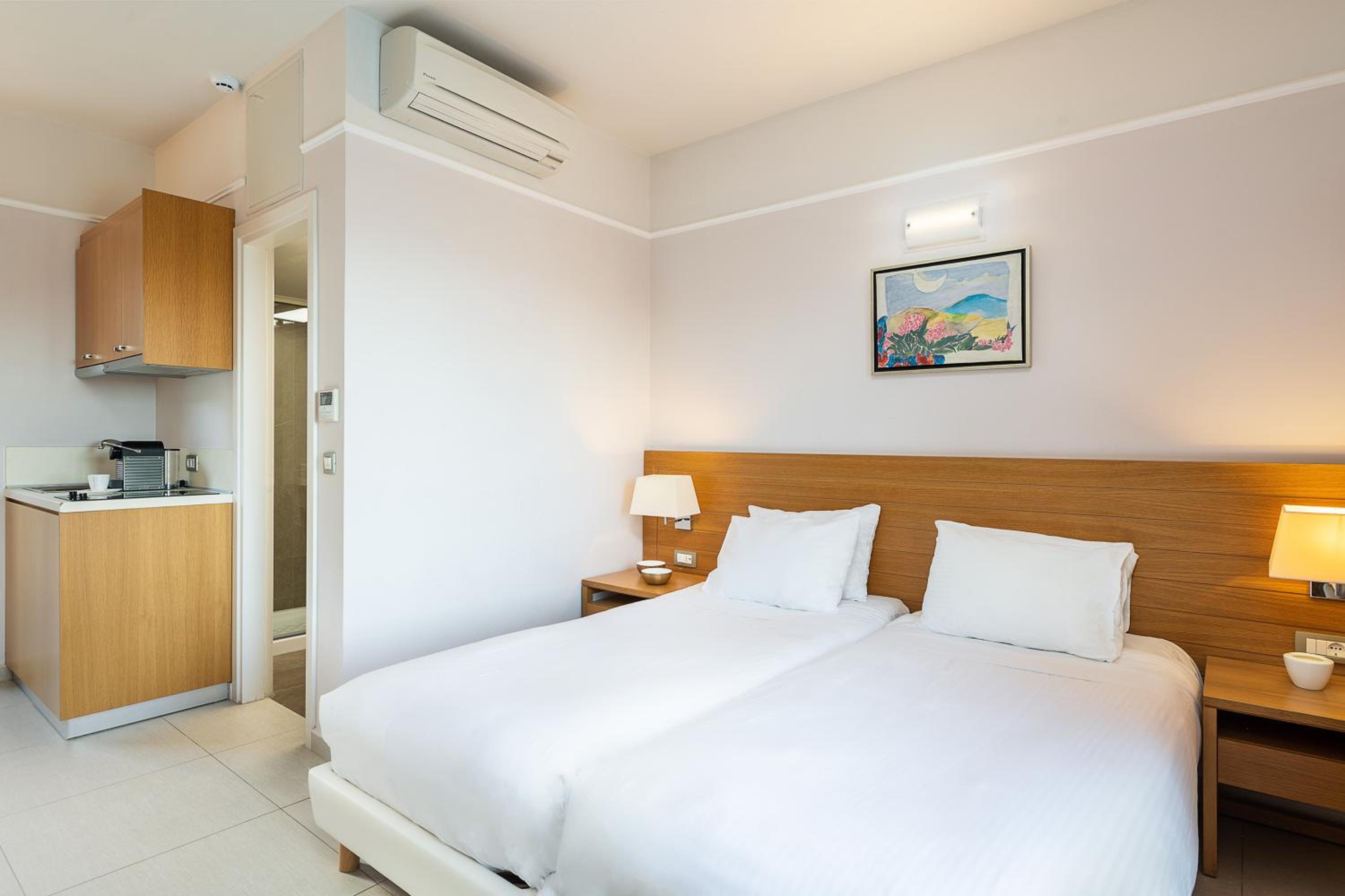 Double Room with Pool or Garden View - Photo 14
