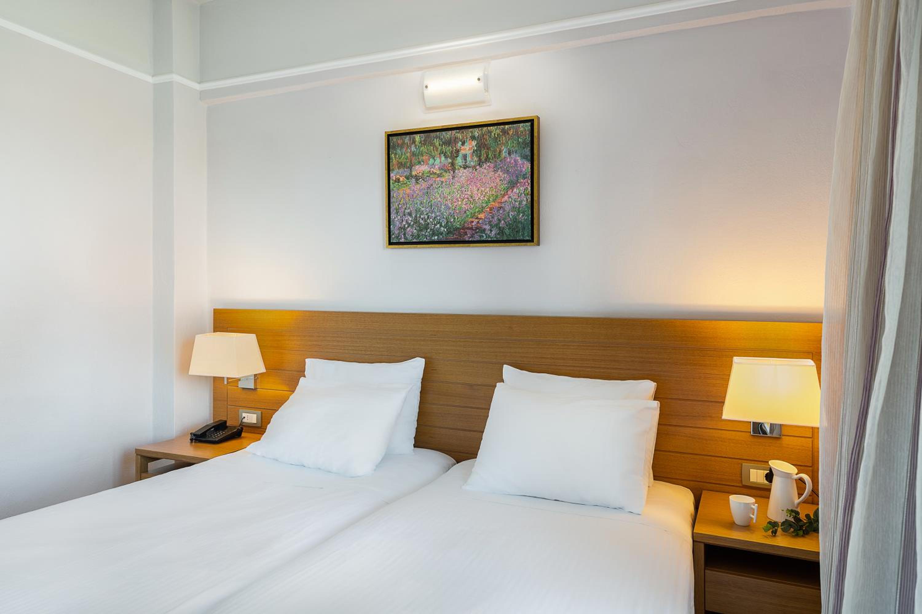 Double Room with Pool or Garden View - Photo 9