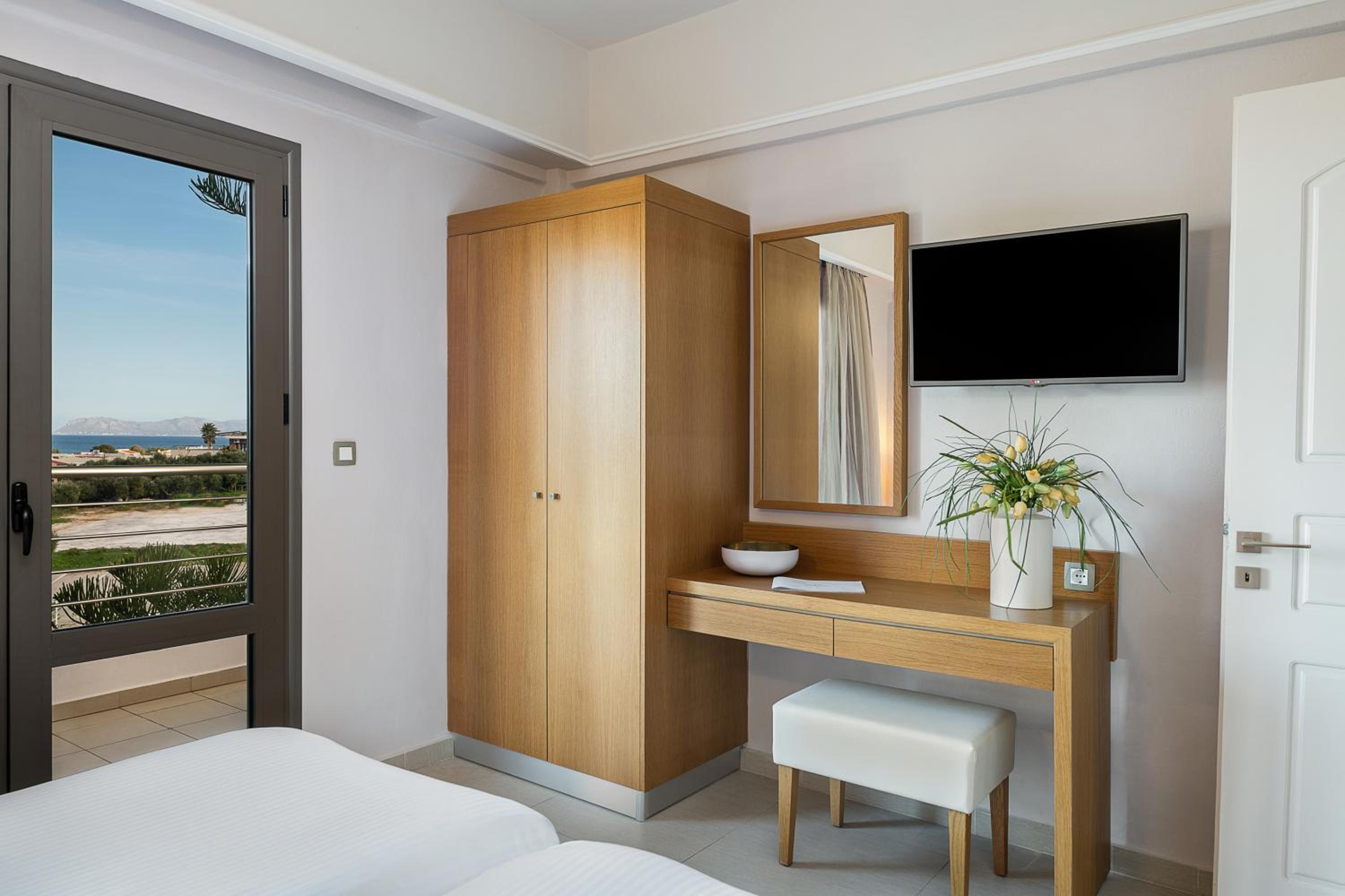Double Room with Pool or Garden View - Photo 8