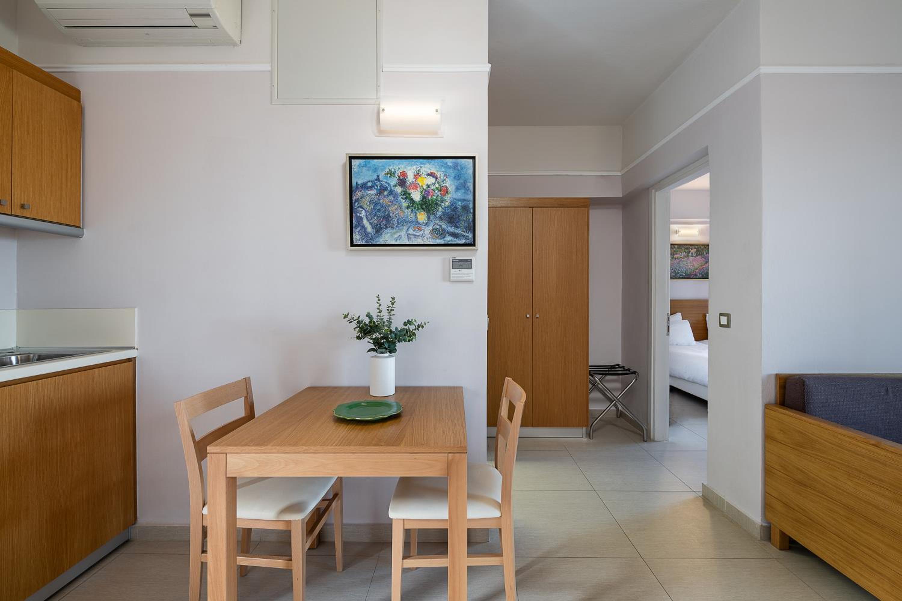 Family Room with Pool or Garden View - Photo 4