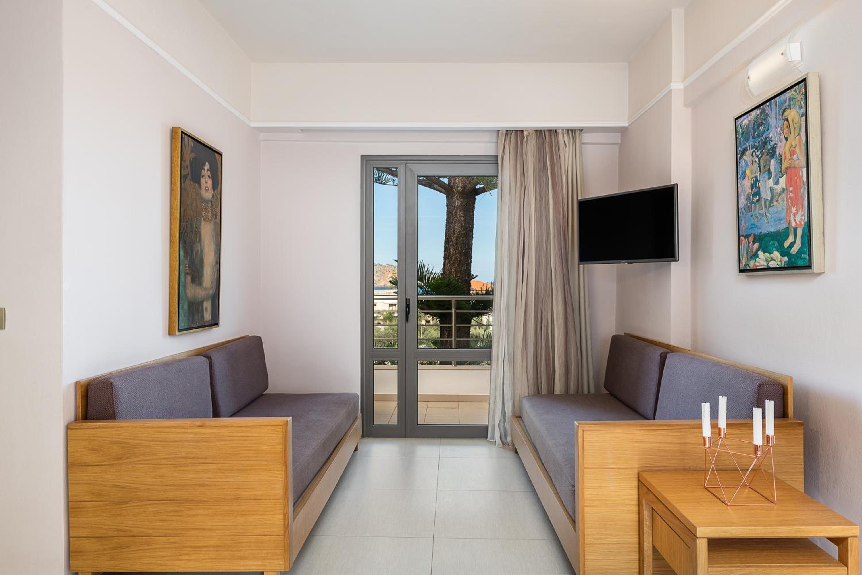 Family Room with Pool or Garden View - Photo 7