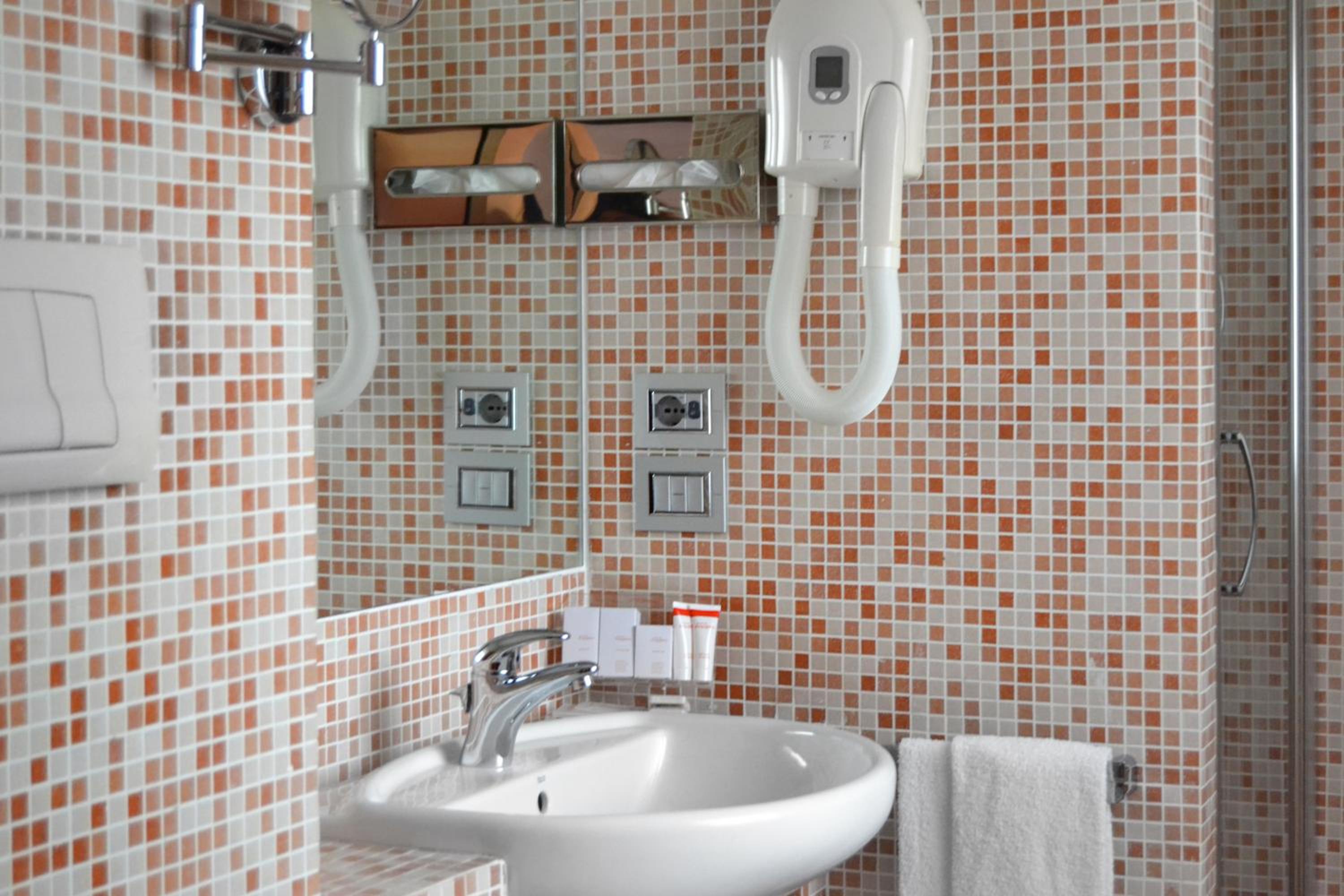 Suite - Photo 17