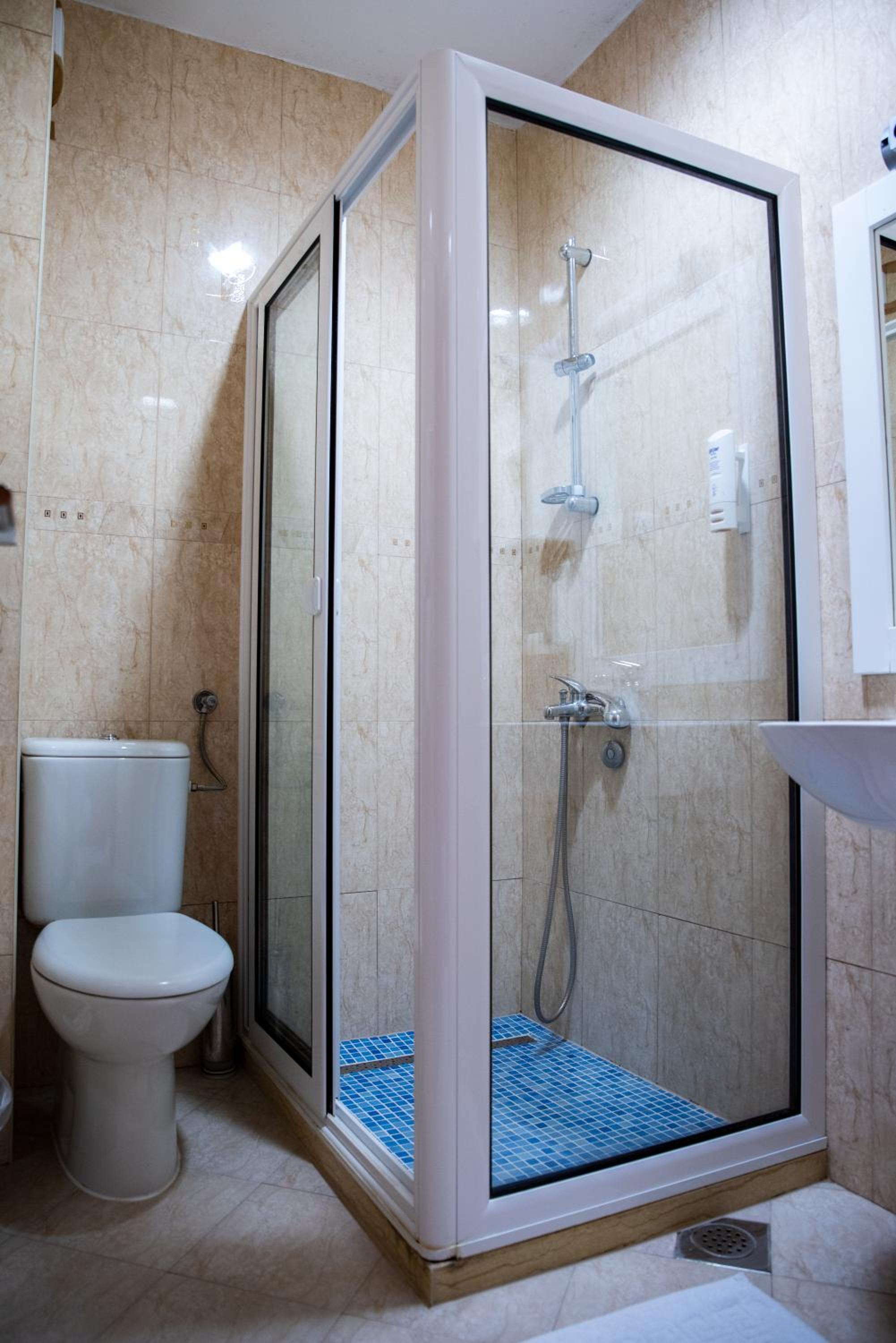 Double Room with Balcony and Sea View - Photo 18