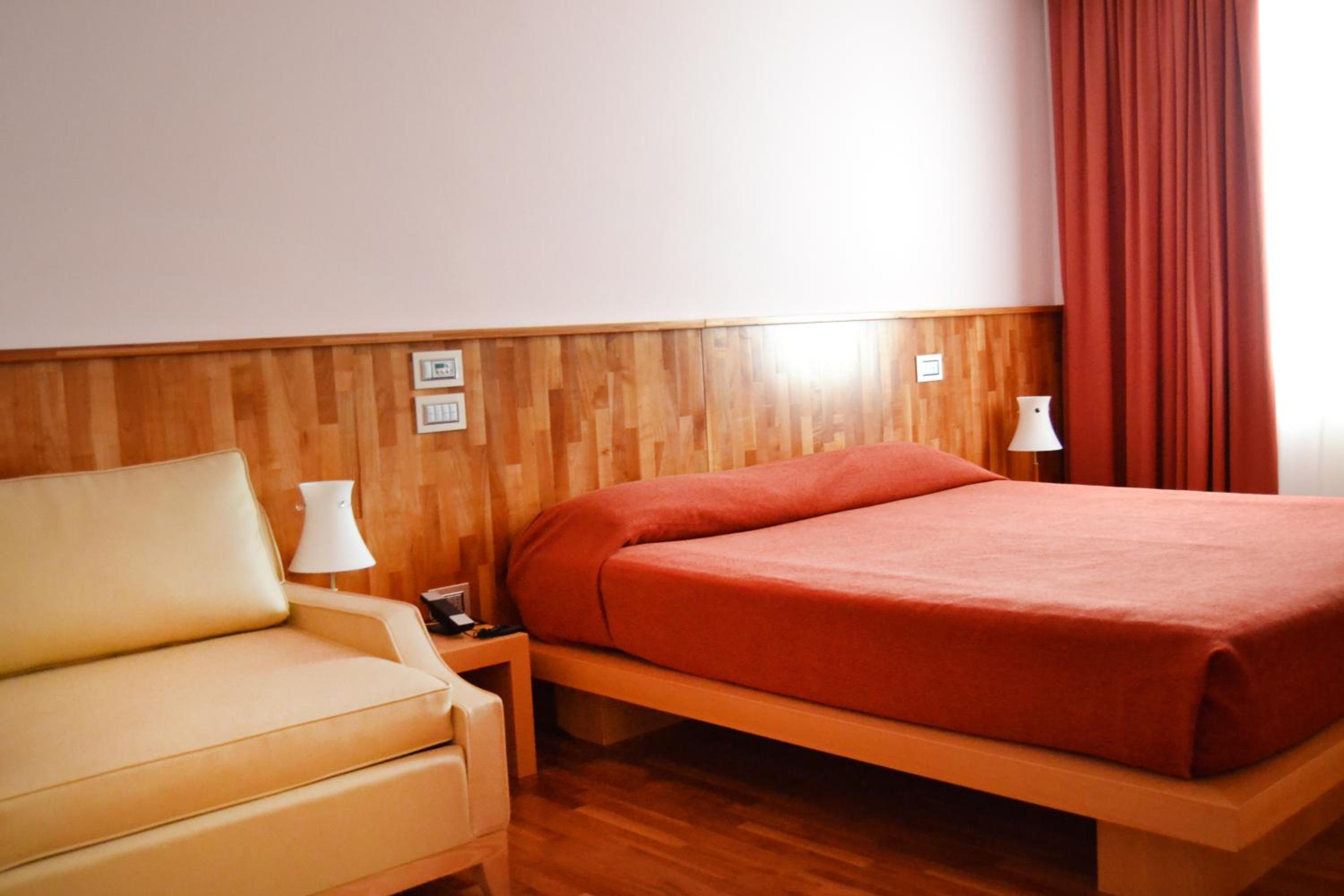 Suite - Photo 34