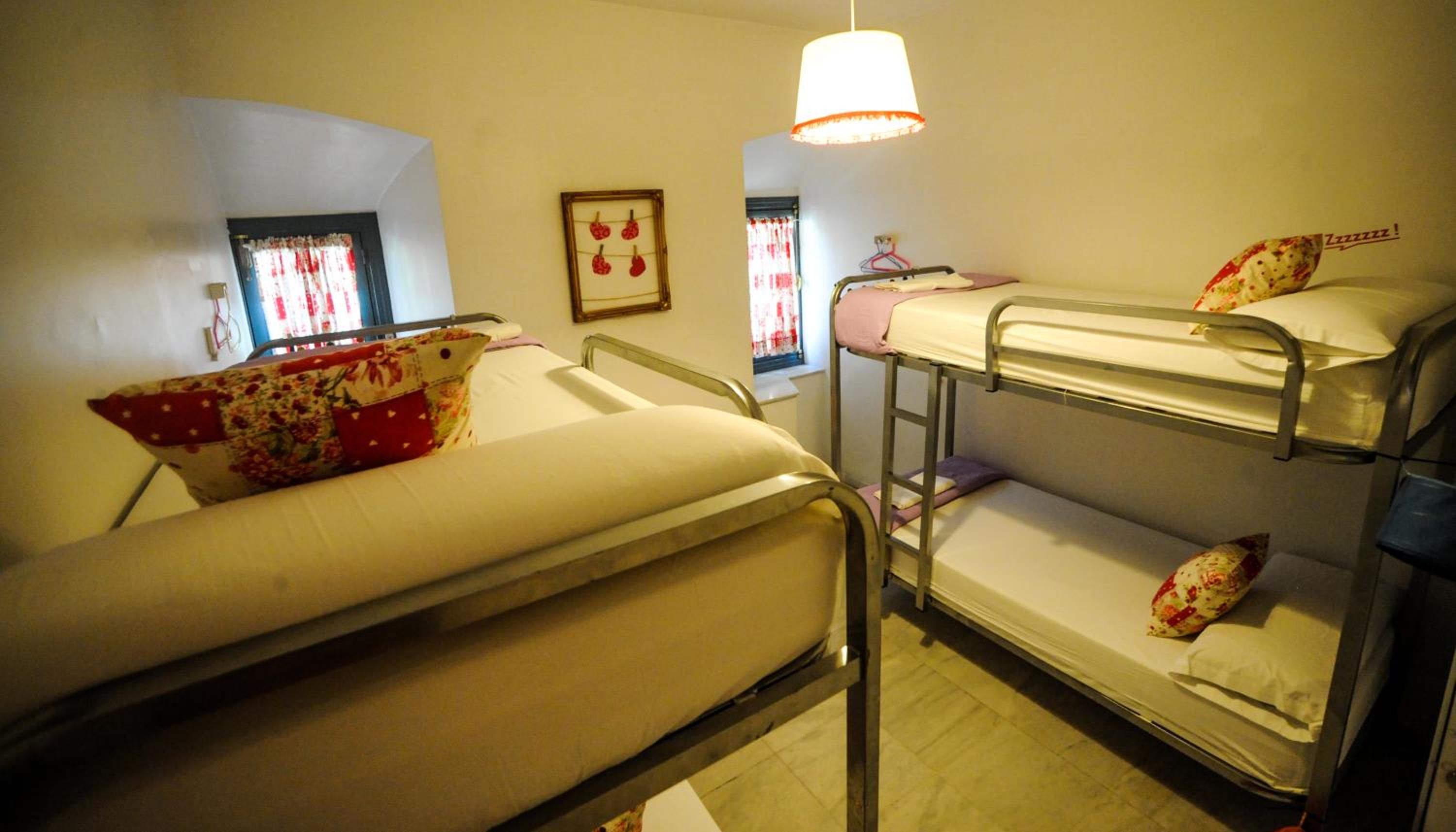Cama en dormitorio compartido de 4 camas para mujeres