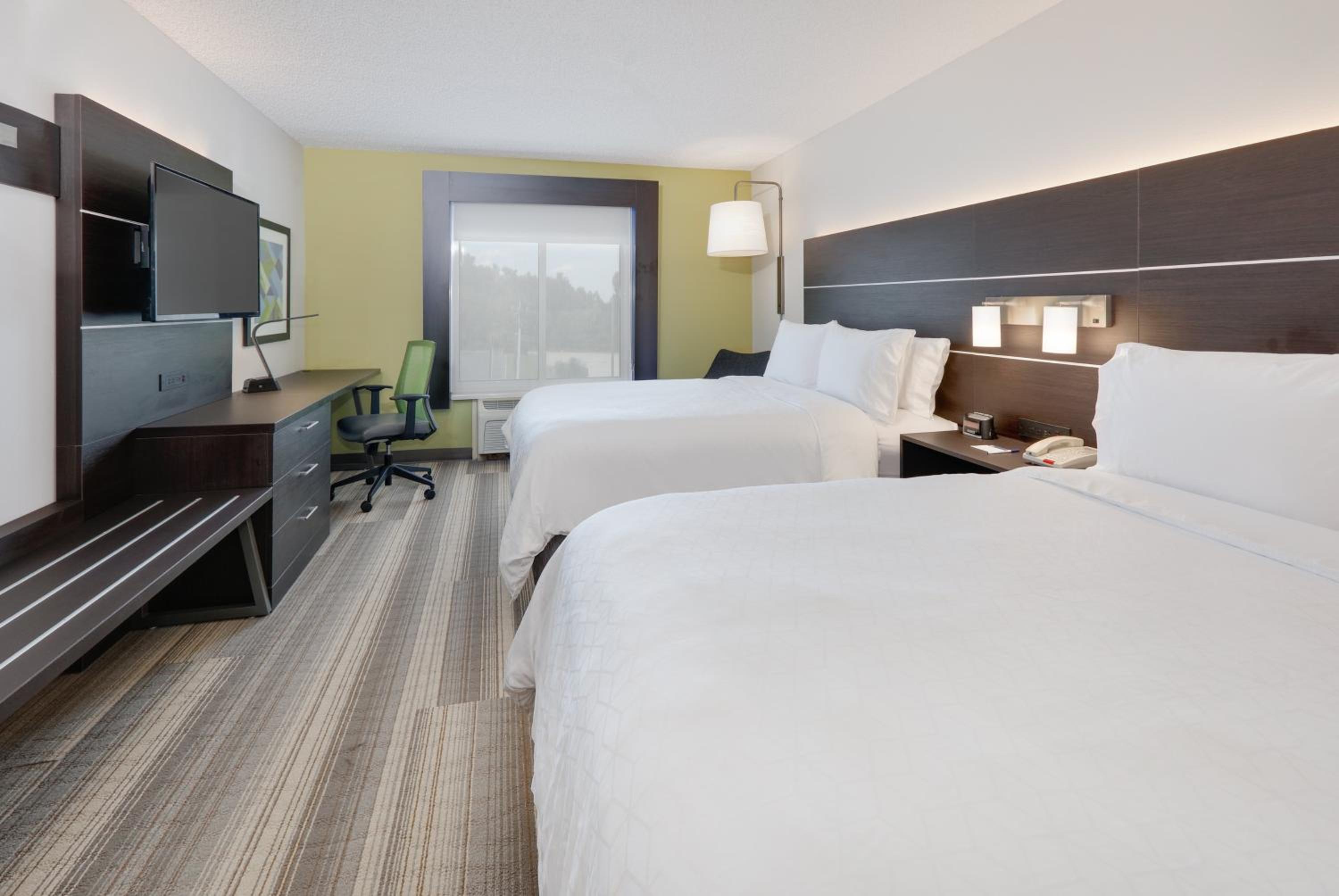 Standard Queen Room with Two Queen Beds - Photo 2