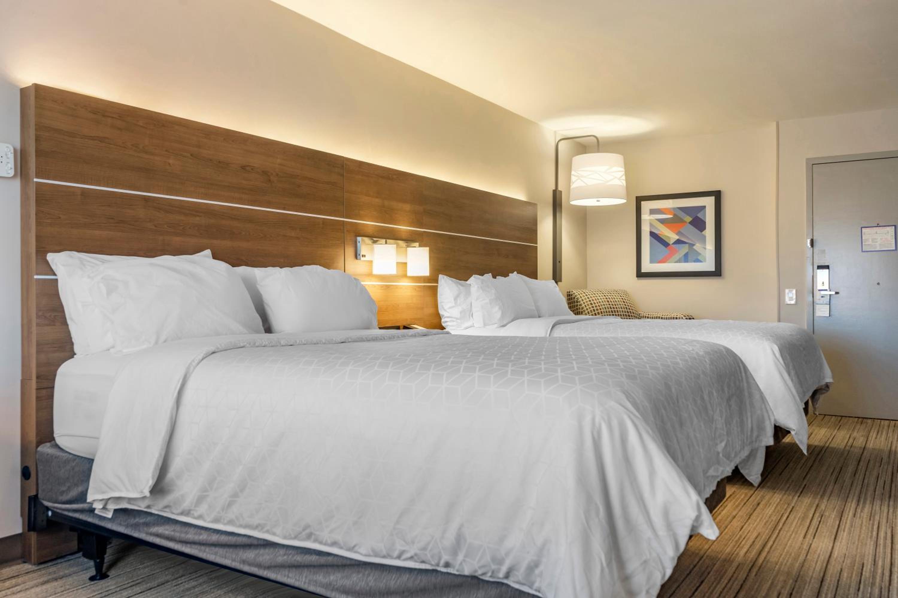 One-Bedroom Queen Suite with Two Queen Beds photo 2