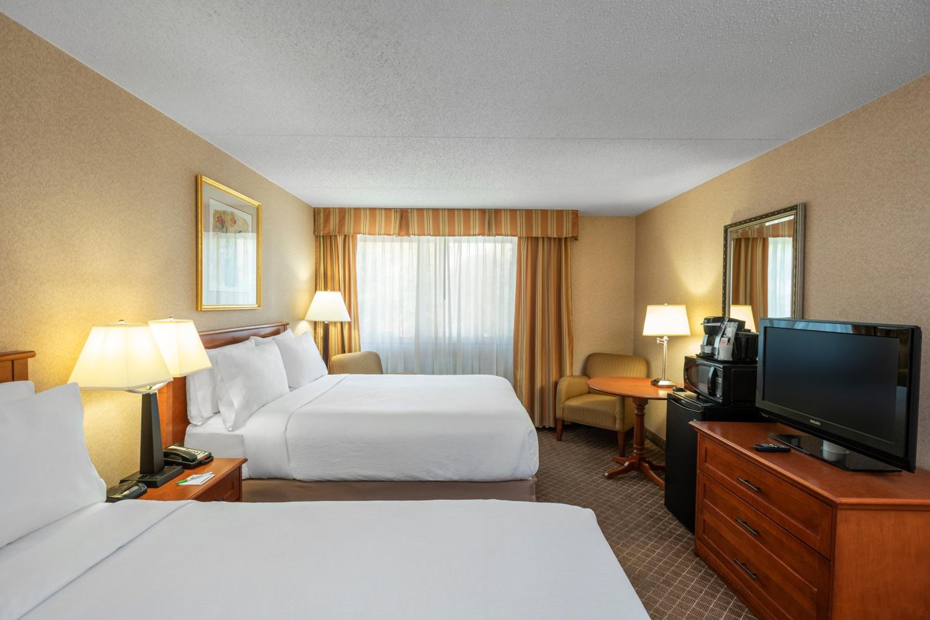 Queen Room with Two Queen Beds photo 3